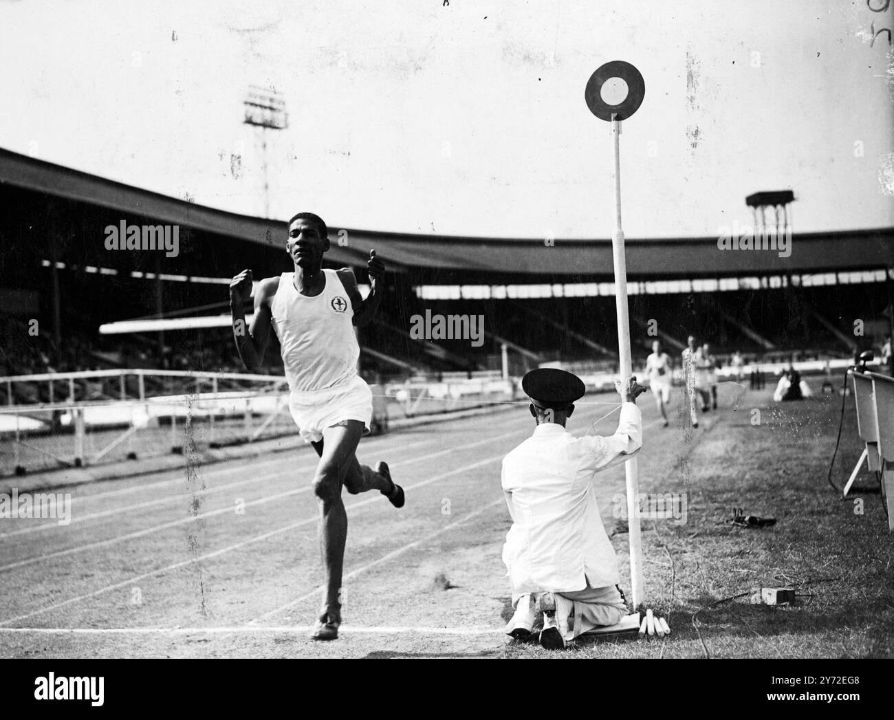 Le talent athlétique britannique défilait aujourd'hui à White City pour les essais olympiques. Le point culminant de la réunion, au cours de laquelle les services combinés se sont opposés au British amateur Athletic Board, ont été l'épreuve du demi-mile, dans laquelle Tom Whitt de Lincoln et Arthur Wint de Jamaïque, se sont rencontrés pour la première fois, et l'épreuve du saut en hauteur, qui a comporté une autre première rencontre, celle d'Alan Paterson, de Glasgow et du Prince Adedoyan de l'Université de Belfast. En photo, Arthur Wint remporte l'épreuve du 800 m en une minute 50 secondes à la White City cet après-midi. 16 août 1947 Banque D'Images