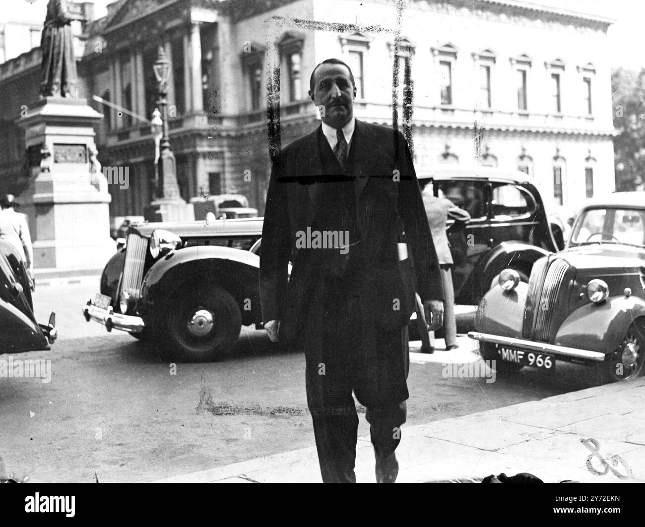 M. J. Arthur Rank a présidé aujourd'hui à Londres une réunion d'urgence "film Crisis" des producteurs britanniques. Des discussions sur les implications de la nouvelle taxe de 75% sur les revenus cinématographiques américains ici et son effet sur l'industrie cinématographique britannique ont eu lieu. D'autres membres de l'industrie cinématographique y participent ou des noms bien connus comme Alexandra Korda, Herbert Wilcox et Gabriel Pascal. Photos : Mr J. Arthur Rank arrivant à Seymour Hotel, Waterloo place, Londres, pour le film Crisis Meeting du 13 août 1947 Banque D'Images