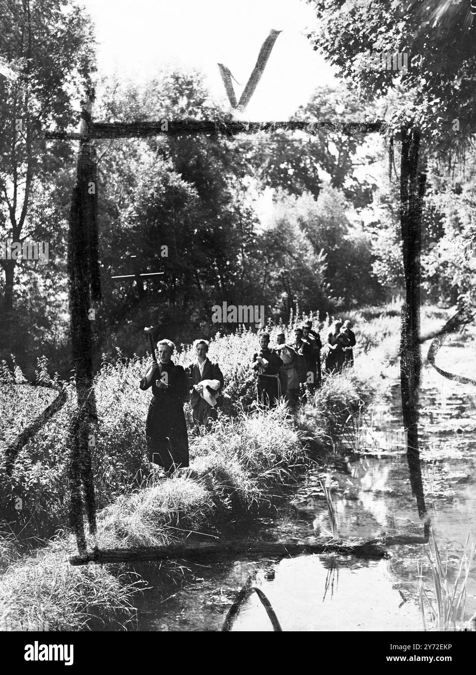 Une petite bande de pèlerins du XXe siècle, dirigée par trois frères franciscains de Corne Abbas, est partie de l'ancien Wayfarers Hall, dans le parc de la cathédrale de Winchester, pour leur voyage à Canterbury, ce matin. Les pèlerins voyagent à pied portant dans des sacs à dos leurs besoins pour le voyage, et suivront l'ancienne piste, qui est devenue au moyen-âge, la route principale de milliers de personnes qui se dirigent vers le sanctuaire de Thomas a' Becket . Le chef est le père François et le pèlerinage devrait se terminer le 24 août. L'image montre : chanter des psaumes au fur et à mesure, et suivre le vent Banque D'Images