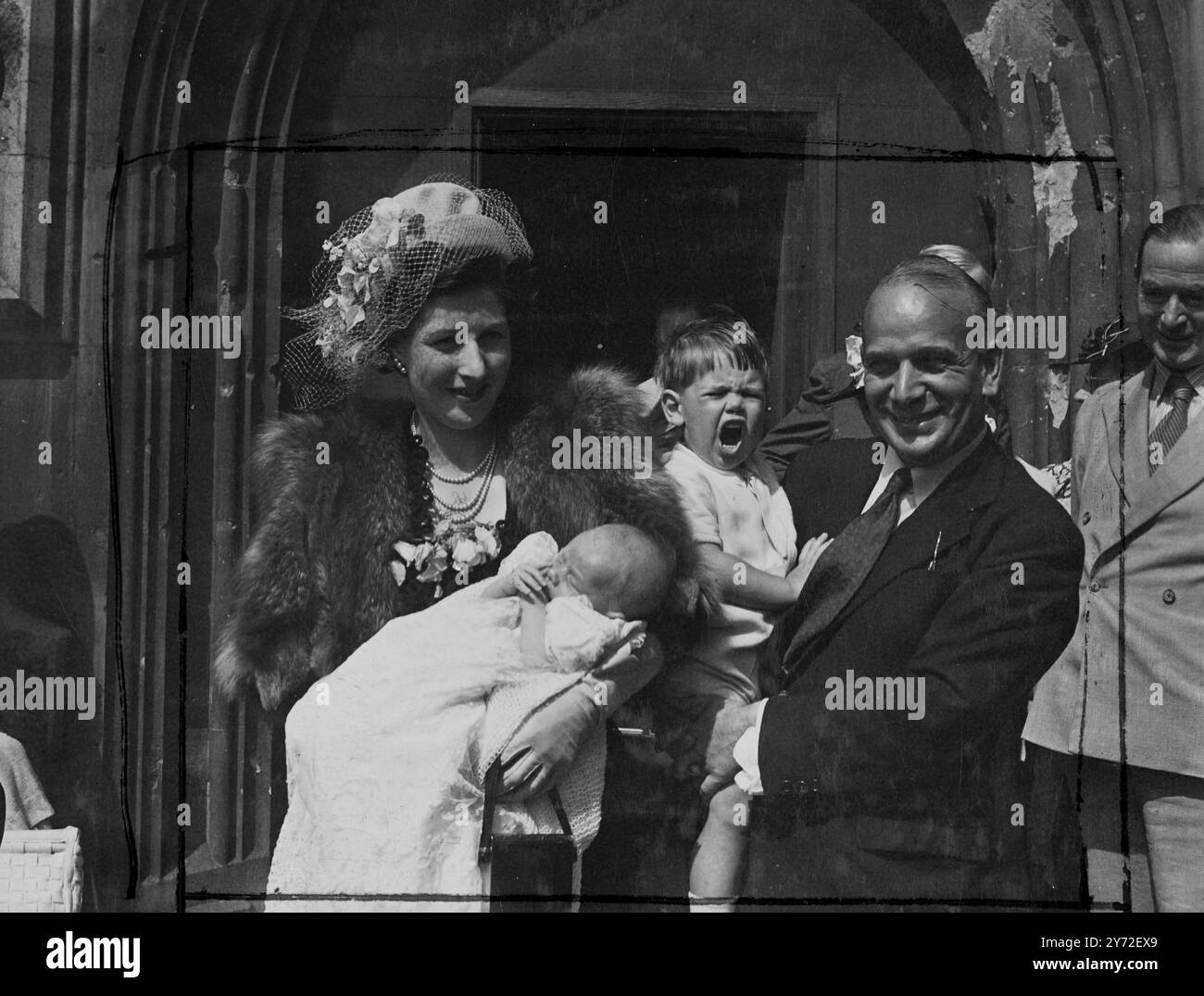 Baptême crypte pour le fils du député. Le fils cadet de M. Gilbert McAllister, député travailliste de Rutherglen, et de Mme Elizabeth McAllister, a été baptisé dans la chapelle crypte de la Chambre des communes aujourd'hui (jeudi). Le révérend Ian Dunlop, de l'église St Columba d'Écosse, rue Pont, officiait. M. McAllister est le seul député à avoir eu deux enfants baptisés dans la crypte au cours de l'actuelle législature. Son fils aîné a été baptisé il y a deux ans. Parmi les invités à la cérémonie d'aujourd'hui se trouvaient M. et mme Arthur greenwood, M. et Mme George Tomlinson, M. Lewis Silkin et mme Katharine Bruce Glasier, qui ont déjà décrit Banque D'Images Baptême crypte pour le fils du député. Le fils cadet de M. Gilbert McAllister, député travailliste de Rutherglen, et de Mme Elizabeth McAllister, a été baptisé dans la chapelle crypte de la Chambre des communes aujourd'hui (jeudi). Le révérend Ian Dunlop, de l'église St Columba d'Écosse, rue Pont, officiait. M. McAllister est le seul député à avoir eu deux enfants baptisés dans la crypte au cours de l'actuelle législature. Son fils aîné a été baptisé il y a deux ans. Parmi les invités à la cérémonie d'aujourd'hui se trouvaient M. et mme Arthur greenwood, M. et Mme George Tomlinson, M. Lewis Silkin et mme Katharine Bruce Glasier, qui ont déjà décrit Banque D'Images