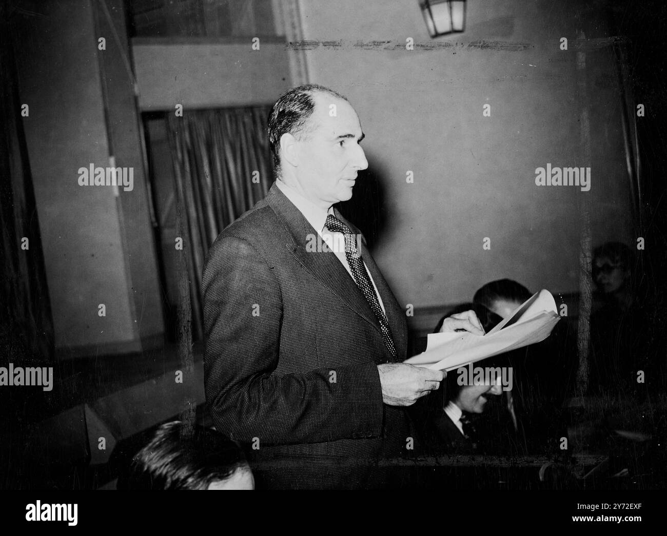 Les propriétaires d'hôtels et de restaurants apprendront demain comment les nouvelles restrictions en matière de repas les affecteront, suite à la conférence de presse du ministère de l'alimentation, tenue aujourd'hui à Montagu House, Whitehall. Lors de cette réunion, M. Strachey a discuté des nouvelles réglementations concernant les établissements de restauration, comme l'a annoncé hier M. Attlee devant l'Assemblée, lors de la présentation de son programme d'austérité pour faire face à la crise. Expositions de photos, M. John Strachey, ministre de l'alimentation, vu s'exprimer lors de la conférence de presse d'aujourd'hui, tenue à aat Montagu House, Londres. 8 août 1947 Banque D'Images