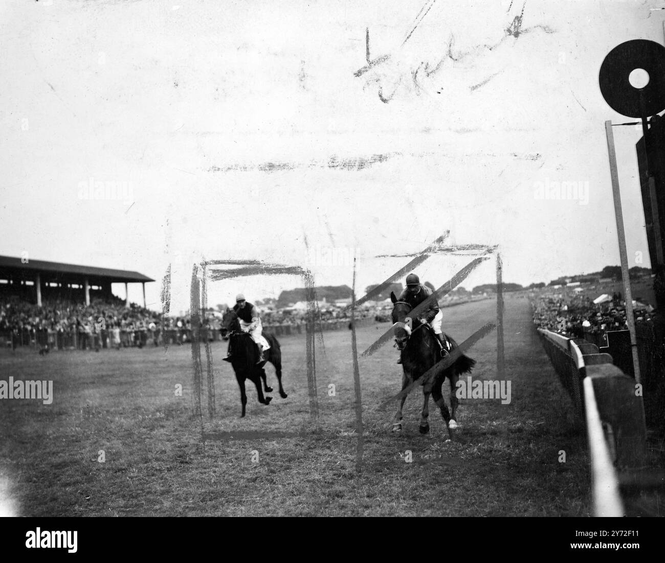 Imphal rentre à Epsom. Avec seulement deux coureurs dans les Diamond Stakes à Epsom cet après-midi, Gordon Richards sur Imphal a remporté une victoire relativement facile sur M Beary sur Compressor. Une grande foule de jours fériés a assisté au premier jour de la réunion sur le parcours aujourd'hui, bien que parfois le ciel soit devenu couvert variable. Photo montre, l'arrivée des Diamond Stakes montrant Imphal, portant le bandeau de nez blanc familier, gagnant de Compressor, à Epsom cet après-midi. 2 août 1947 Banque D'Images