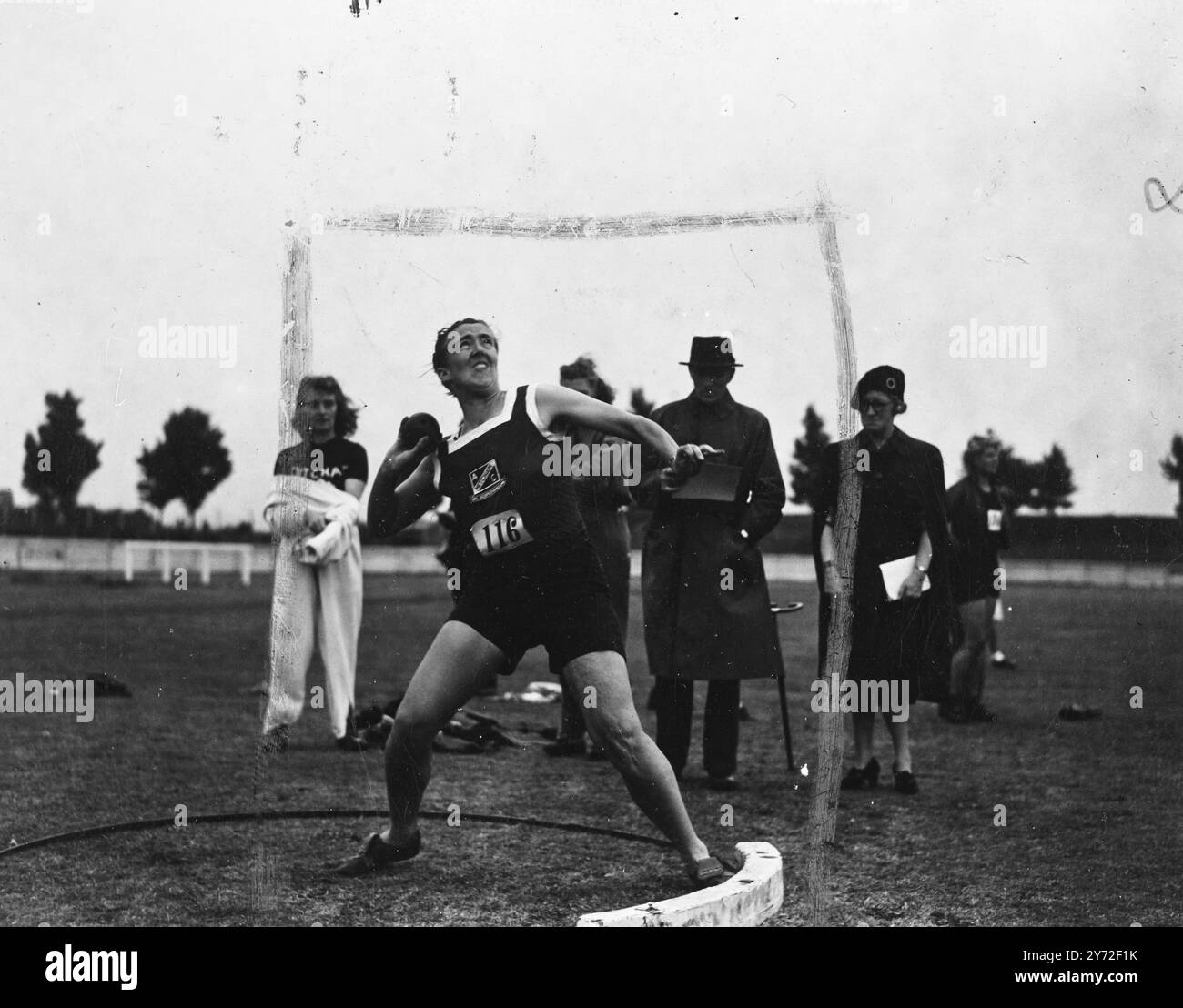 Athlétisme féminin à Chiswick. Miss K Dyer a perdu son titre de champion de tir de putter, prenant seulement la troisième place, face à Miss Bevis Reid, de Mitcham, au championnat de l'Association sportive amateur féminine qui s'est tenu au stade polytechnique de Chiswick, cet après-midi. Miss Reid apparaissait en athlétisme de compétition pour la première fois depuis huit ans et a gagné avec 36 pieds 2 1/4 pouces. Mlle Bevis Reid, de Mitcham, met chaque once de son énergie dans ce tir à Chiswick cet après-midi, quand elle a gagné le championnat. 2 août 1947 Banque D'Images
