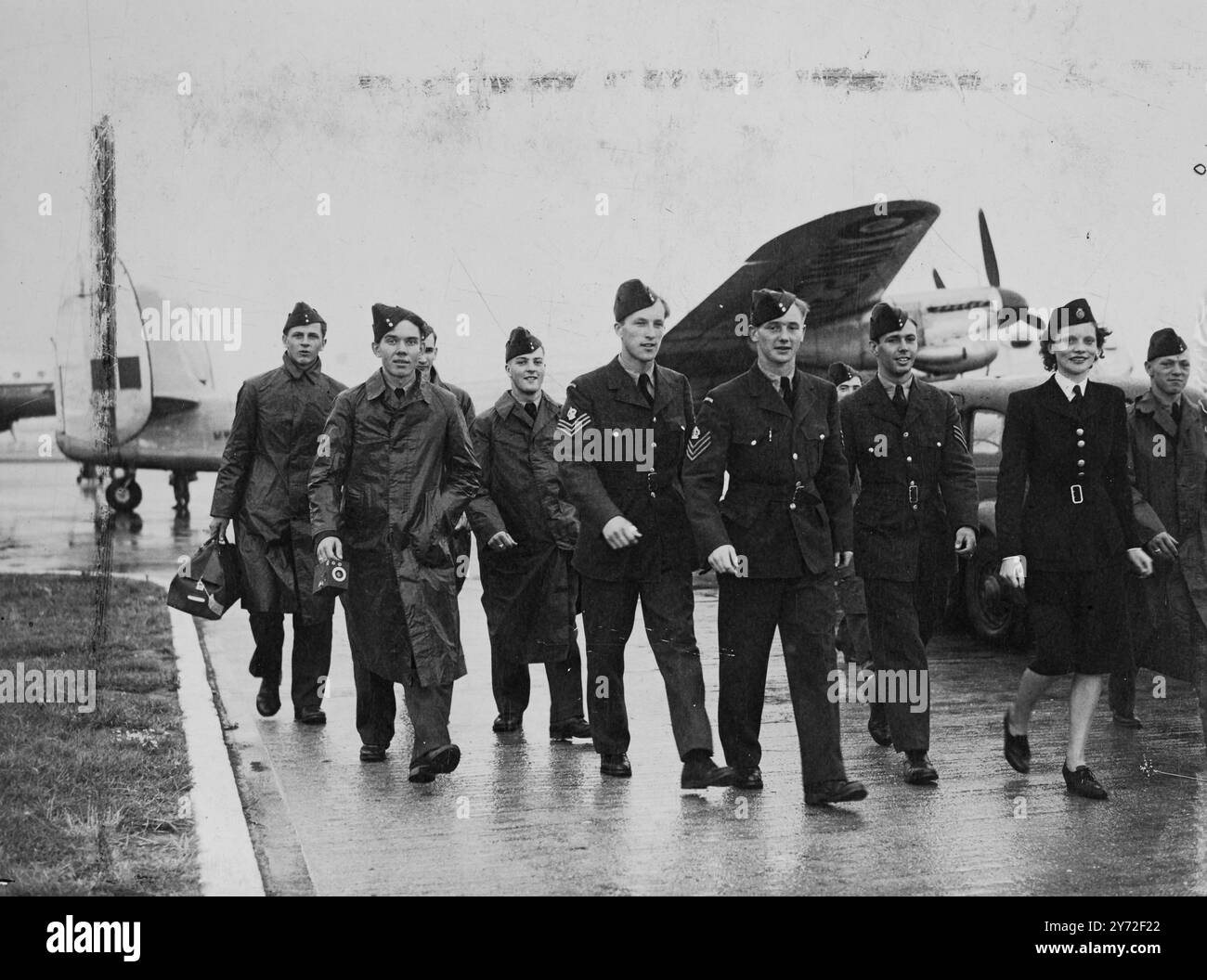 Mains à travers la mer. 46 Cadets de l'Air du Canada sont arrivés par avion à l'aéroport de London ce soir (vendredi), en provenance du Canada, pour une tournée de trois semaines au Royaume-Uni. Ils sont ici dans le cadre d'un programme organisé par le ministère de l'Air pour l'échange de cadets entre le Dominion et ce pays. De l'autre côté de l'Atlantique, 46 cadets du corps d'entraînement aérien ont déjà commencé leur tournée d'un océan à l'autre du Canada. Des photos montrent, une hôtesse de l'air de l'aéroport de London vue escorter certains des Cadets canadiens après leur arrivée du Canada ce soir. 1er août 1947 Banque D'Images