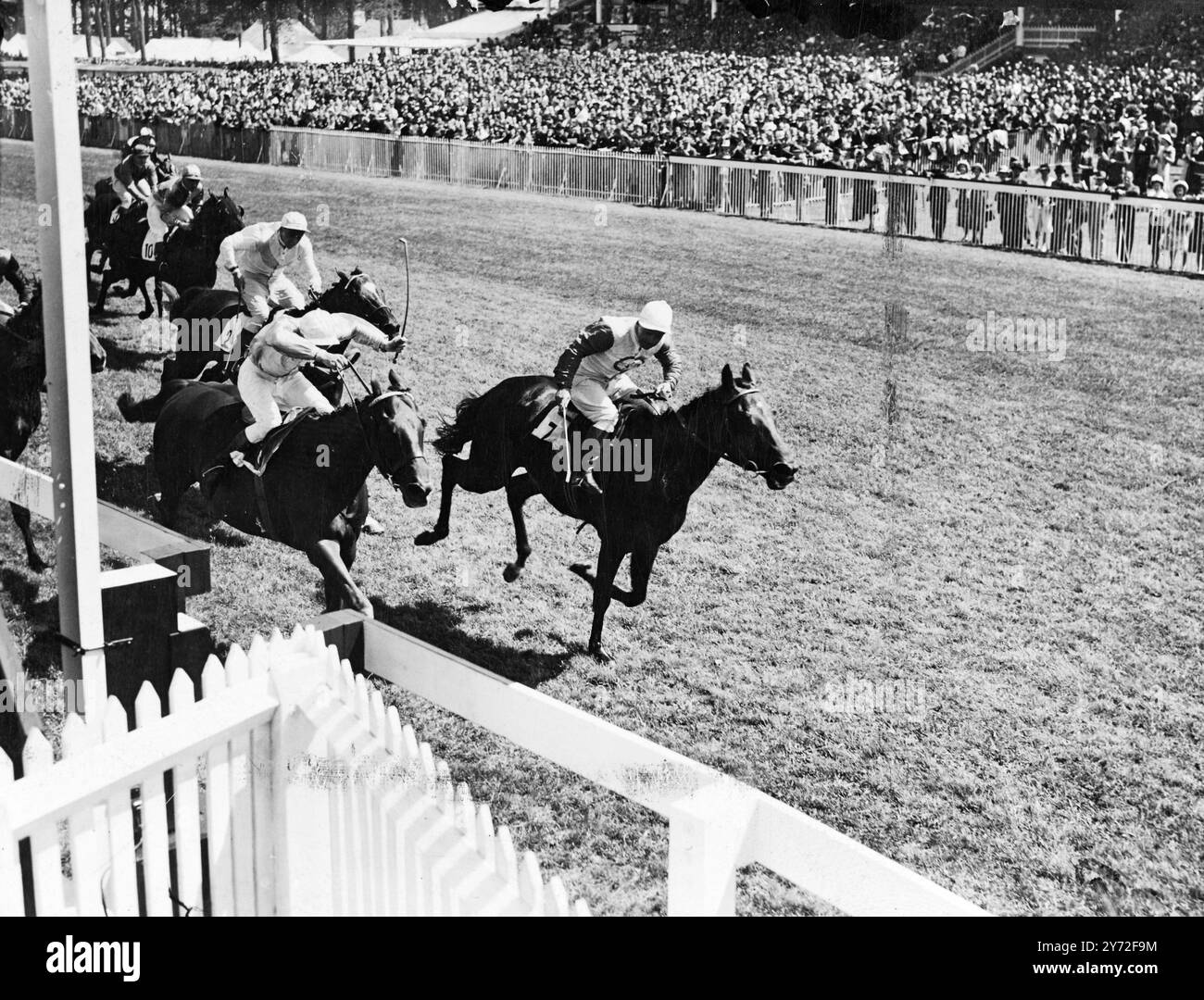 Grande course de la journée, la Stewards Cup, pour le premier jour de la réunion à Goodwood, a été remportée par Closeburn (G. Richards) qui était un cou devant le commissaire (W. Rickaby) avec Fairey Fulmar (T. Gosling) arrivant à la troisième place à une longueur. La photo montre : Closeburn (n ° 7) gagnant la Stewards Cup à Goodwood aujourd'hui de, Commissar (n ° 8) et Fairey Fulmar. 29 juillet 1947 Banque D'Images