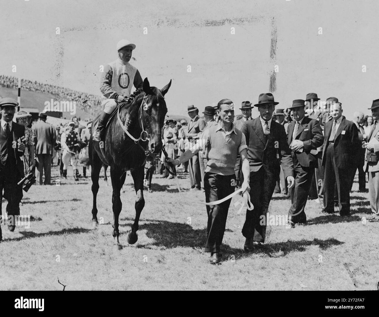 Grande course de la journée, la Stewards Cup, pour le premier jour de la réunion à Goodwood, a été remportée par Closeburn (G. Richards) qui était un cou devant le commissaire (W. Rickaby) avec Fairey Fulmar (T. Gosling) arrivant à la troisième place à une longueur. Closeburn (No.7) avec Gordon Richards, mené après avoir remporté la Stewards Cup à Goodwood. 29 juillet 1947 Banque D'Images