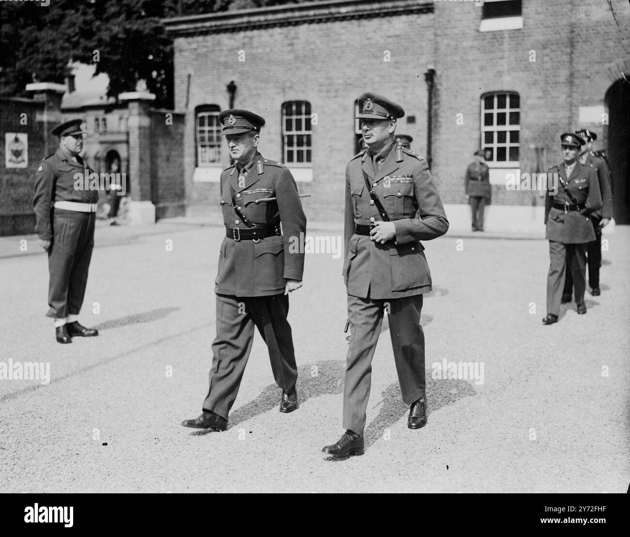 Les six chiens labrador, détenus et entraînés par la police métropolitaine pour aider dans les incidents d'enlèvement de sacs à main et la suppression des brèches de propreté, étaient exposés aujourd'hui au centre de formation de la police d'Imber court. Les méthodes qui ont été utilisées dans les 14 arrestations de 'chiens' faites jusqu'à présent et de nouveaux exercices enseignés aux chiens ont été démontrés. Une indication du succès que la patrouille canine a obtenu depuis sa création récente est qu'après l'arrestation de chiens la semaine dernière à Hyde Park, aucun incident d'enlèvement de sac à main n'a été signalé dans cette région au cours de la semaine - fin pour la première fois depuis des années. 23 juillet Banque D'Images