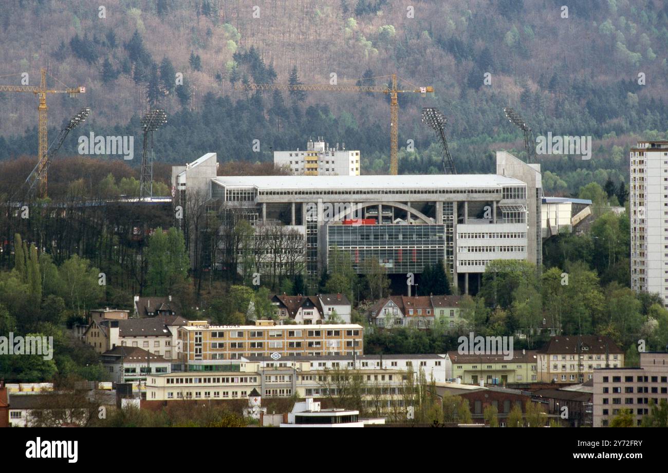 Dortmund, Deutschland. 27 septembre 2024. firo : Football : Football : photos d'archives, photos d'archives, images d'archives, 1. Bundesliga 1997/1998, 97/98 1. FC Kaiserslautern chantier 1. FC Kaiserslautern Fritz Walter Stadium à l'extérieur avec ville et forêt crédit : dpa/Alamy Live News Banque D'Images