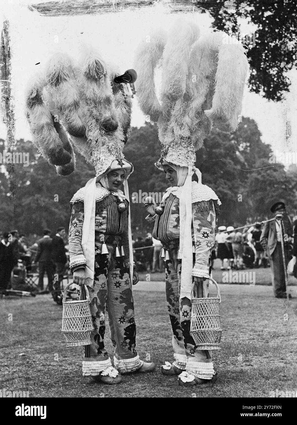 Poursuivant le Festival international de danse folklorique d'une semaine et le rassemblement organisé par des scouts et guides de neuf Nations, des représentants de Belgique, Tchécoslovaquie, Danemark, Angleterre, France, Hollande, Irlande du Nord, Norvège, Écosse, la Suisse, les États-Unis et le pays de Galles ont participé à des spectacles en plein air de chant et de danse dans le cockpit, Hyde Park, Londres. Le stress de l'équipe dans leur costume national, après avoir procédé en procession de Hyde Park Corner accompagné de courts décorés, a donné des démonstrations de danse devant Lady Baden Powell - Guide en chef mondial, qui a ensuite fait un discours. - - Banque D'Images