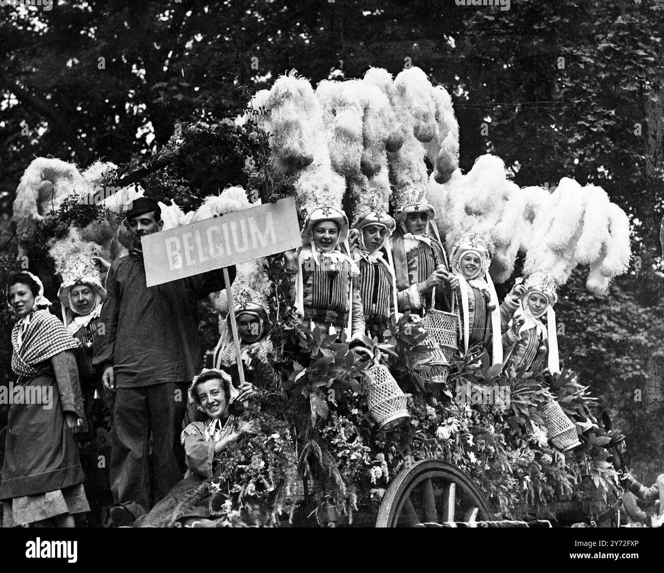 Poursuivant le Festival international de danse folklorique d'une semaine et le rassemblement organisé par des scouts et guides de neuf Nations, des représentants de Belgique, Tchécoslovaquie, Danemark, Angleterre, France, Hollande, Irlande du Nord, Norvège, Écosse, la Suisse, les États-Unis et le pays de Galles ont participé à des spectacles en plein air de chant et de danse dans le cockpit, Hyde Park, Londres. Le stress de l'équipe dans leur costume national, après avoir procédé en procession de Hyde Park Corner accompagné de courts décorés, a donné des démonstrations de danse devant Lady Baden Powell - Guide en chef mondial, qui a ensuite fait un discours. - - Banque D'Images