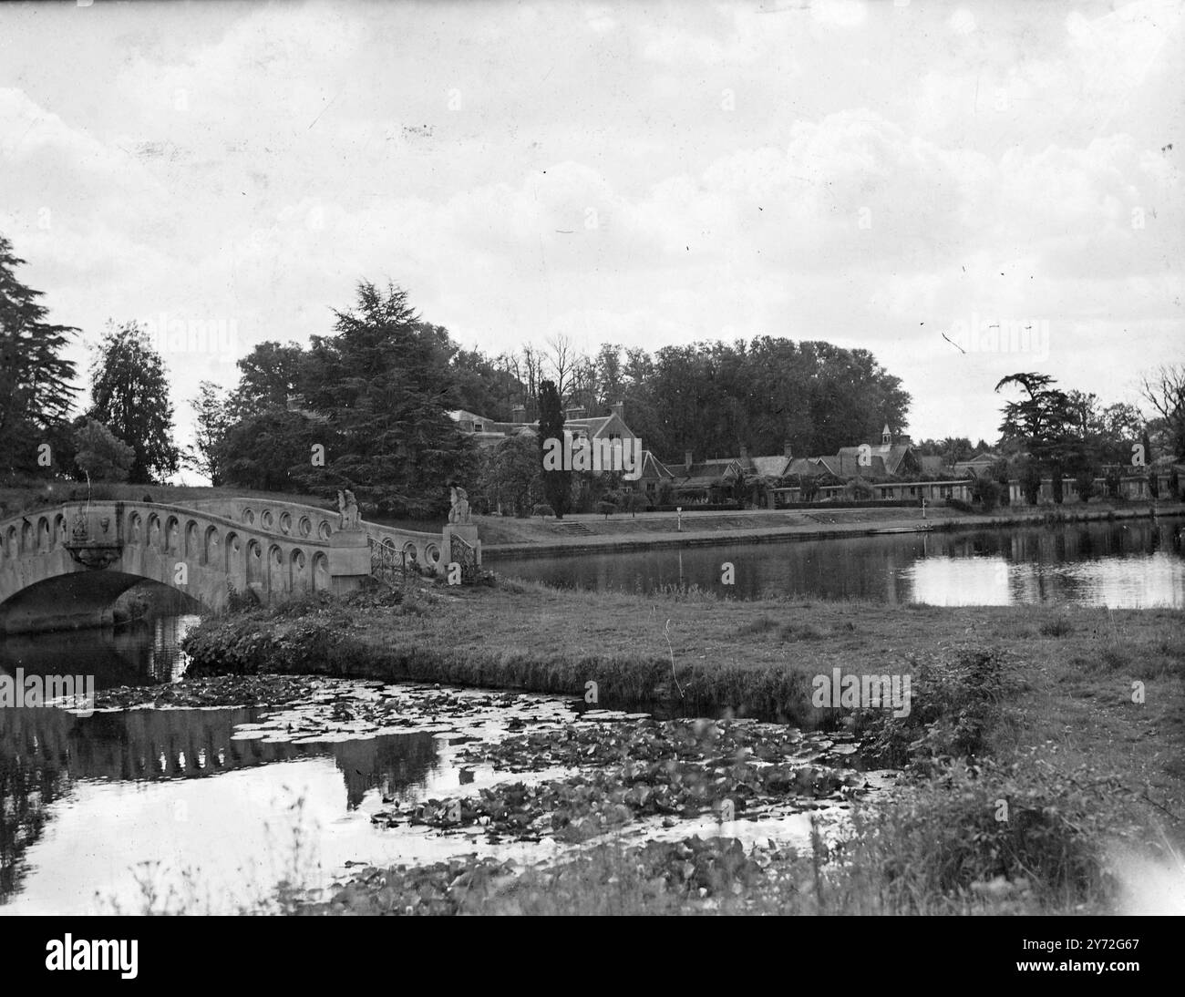 Une vue depuis l'arrière du parc Sunninghill, domaine de 688 acres qui jouxte l'hippodrome d'Ascot et Windsor Great Park, a été suggérée comme résidence pour son Altesse Royale la princesse Elizabeth après son mariage avec le lieutenant Philip Mountbatten, R.N. la maison, qui a été acquise par la Couronne en 1945, a récemment été occupée par une unité d'entretien de la RAF, maintenant sous ordre de quitter. 13 juillet 1947 Banque D'Images