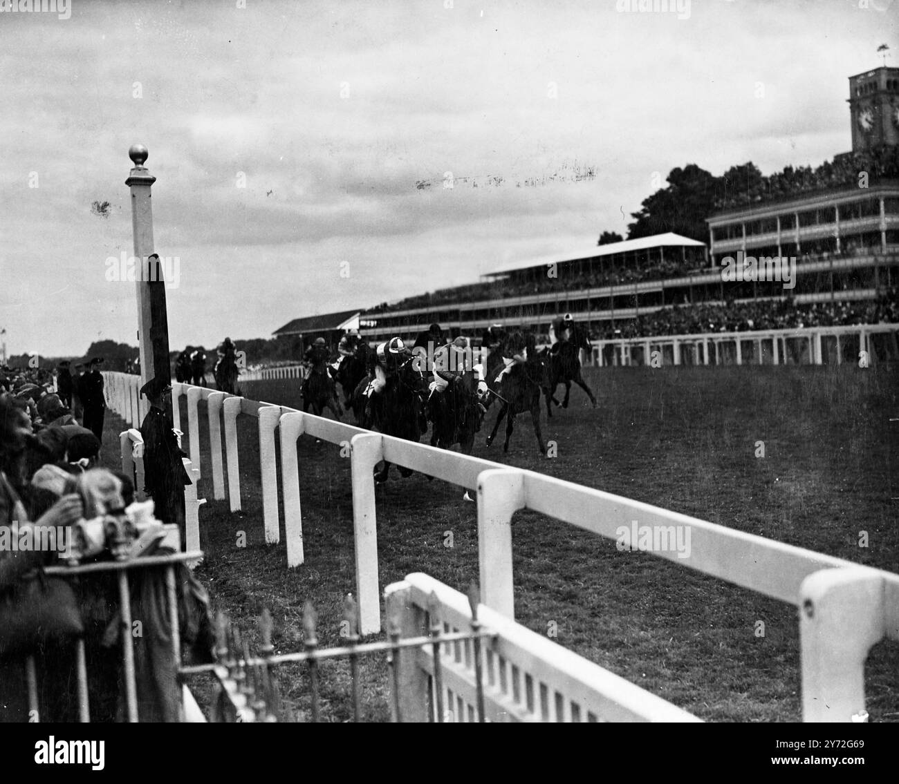 Dans une arrivée palpitante à Ascot dans les King George V Stakes, Boy Blue (A.. Richardson) sur les rails, des manches mortes avec Golden chance (G. Richards), avec High Beacon qui arrive à l'extérieur pour la troisième place. 13 juillet 1947 Banque D'Images