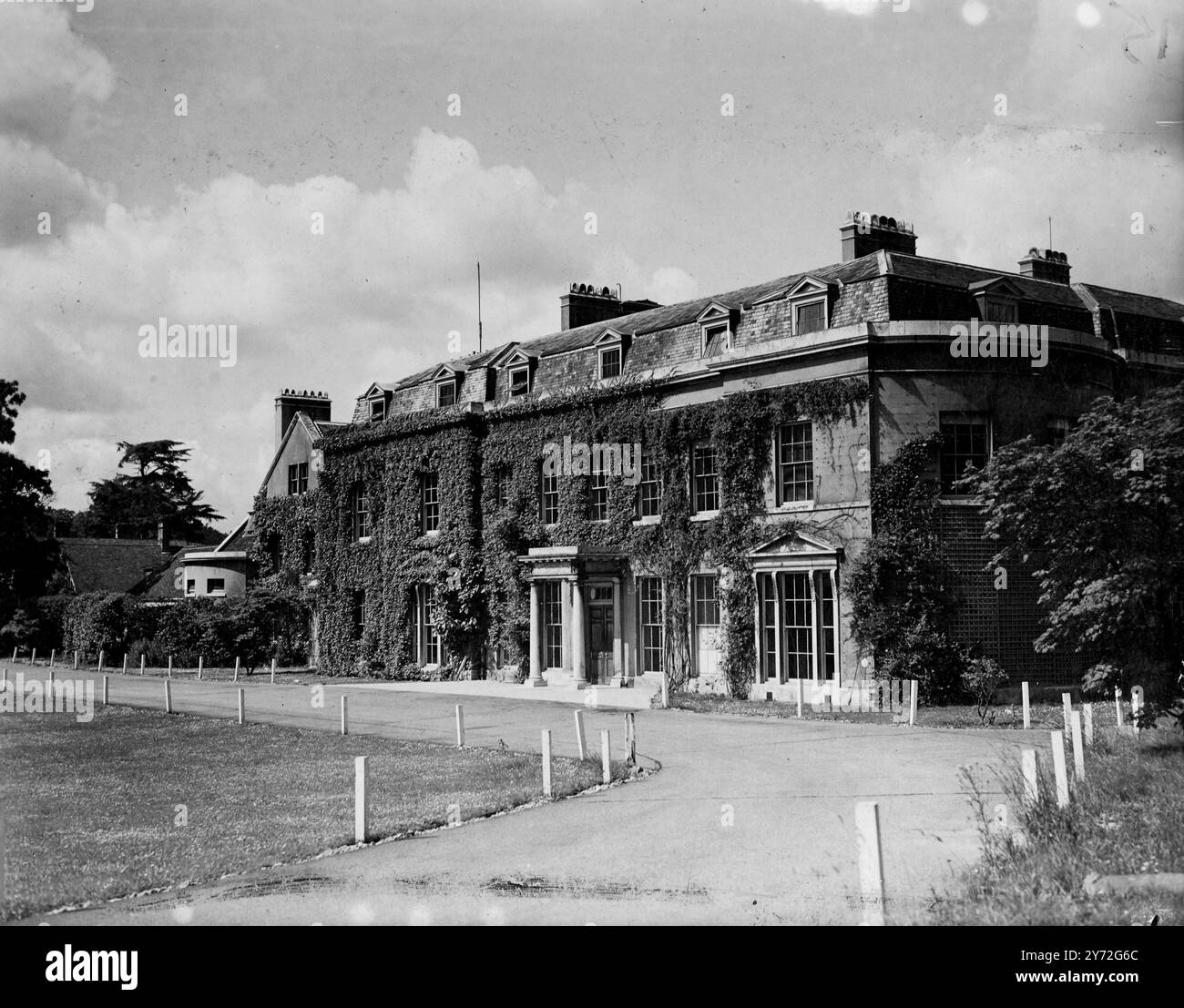 Une vue de face du parc Sunninghill, domaine de 688 acres qui jouxte l'hippodrome d'Ascot et Windsor Great Park, a été suggérée comme résidence pour son Altesse Royale la princesse Elizabeth après son mariage avec le lieutenant Philip Mountbatten, R.N. la maison, qui a été acquise par la Couronne en 1945, a récemment été occupée par une unité d'entretien de la RAF, maintenant sous ordre de quitter. 13 juillet 1947 Banque D'Images