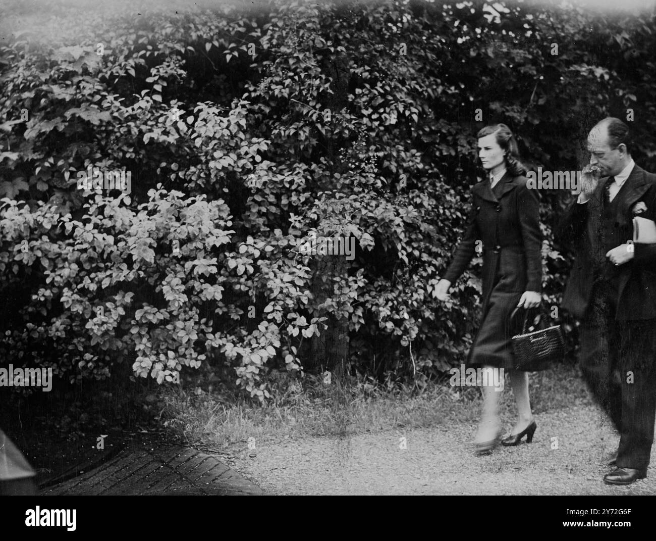 Lord Derby, doit épouser Lady Isobel milles-Lade, 27 ans, sœur du comte Saunders après une amitié depuis des années. Grande, aux cheveux foncés et au teint clair, Lady Isobel est une femme d'une beauté frappante et montre un intérêt pour Lord Derby dans la course. Elle est la plus jeune de 2 sœurs, il vivra avec leur mère à Sloane Square, Londres. 11 juillet 1947 Banque D'Images