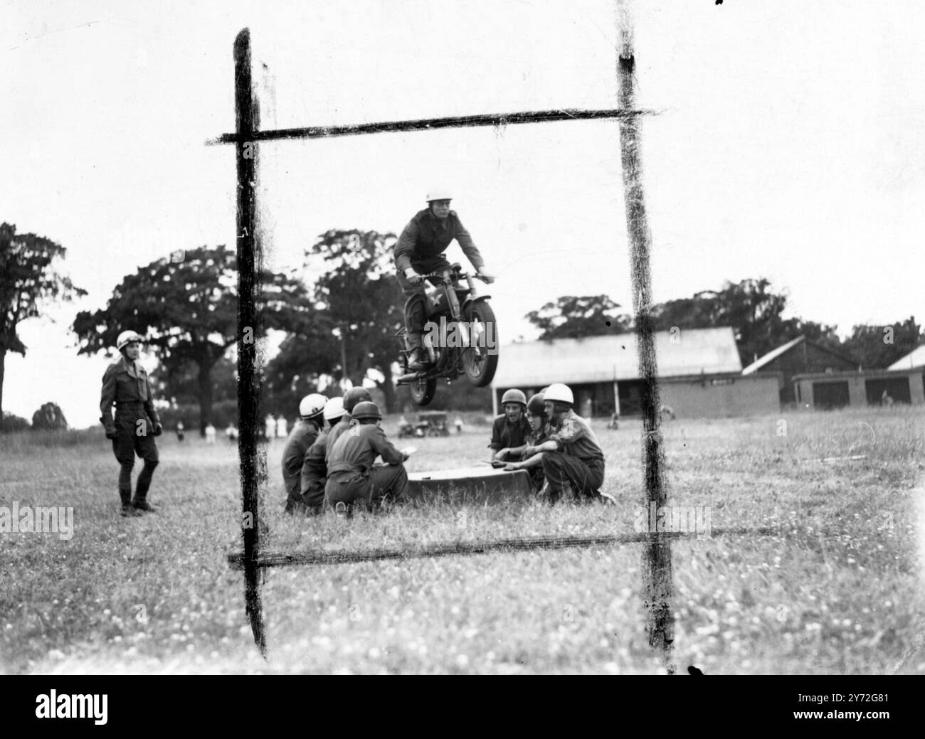 Une attraction au Royal Electrical and Mechanical Engineers 'at home', qui se tiendra au centre de formation du QG, Aborfield, Reading, sera une exposition d'acrobaties à moto par l'équipe R.E.M.E. L'image montre : J.A.Denny de Marlow, fait un «survol» pendant les répétitions pour l'affichage. 2 juillet 1947 Banque D'Images