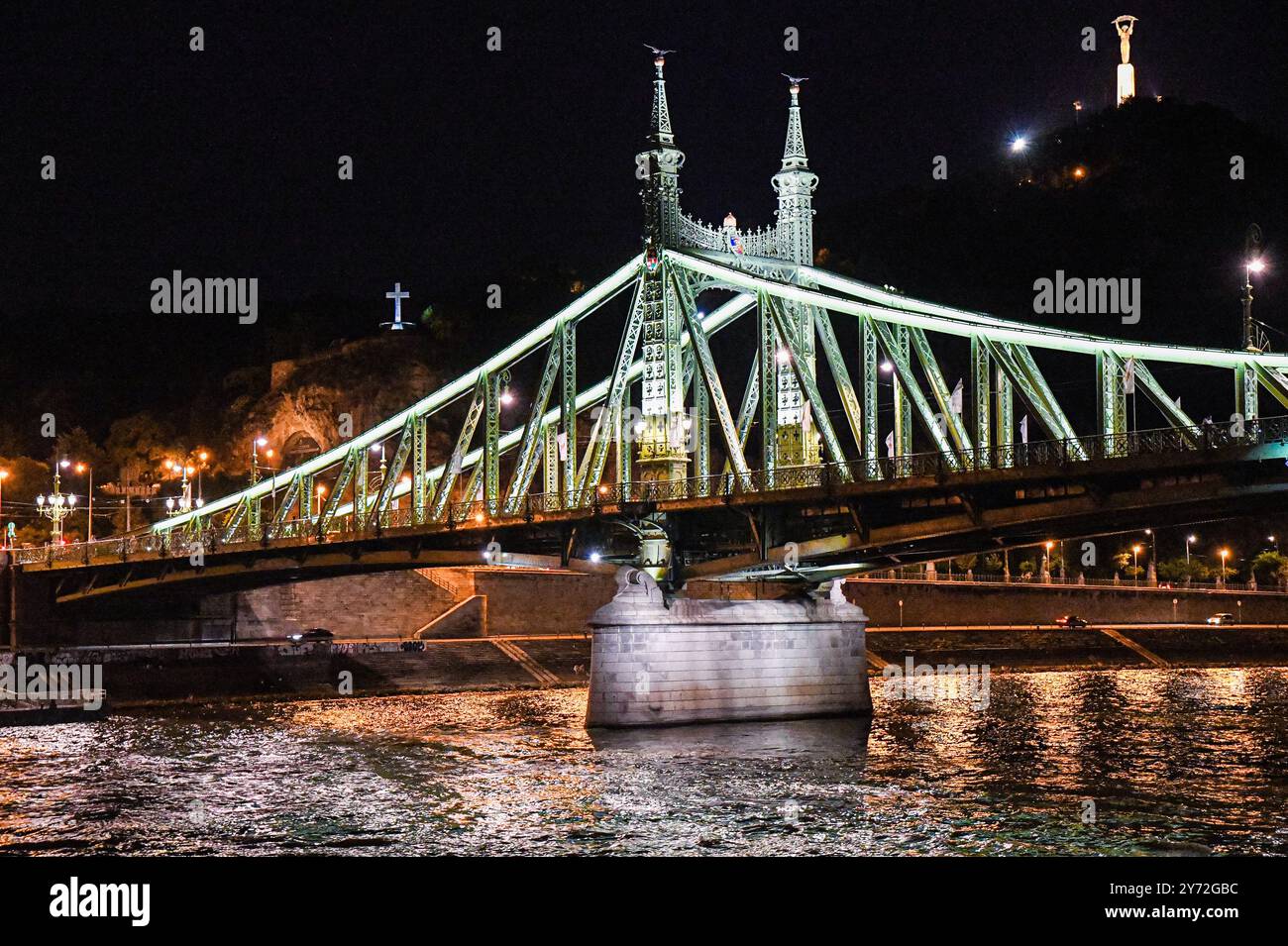 Illumination nocturne le long du Danube à Budapest, Hongrie Banque D'Images