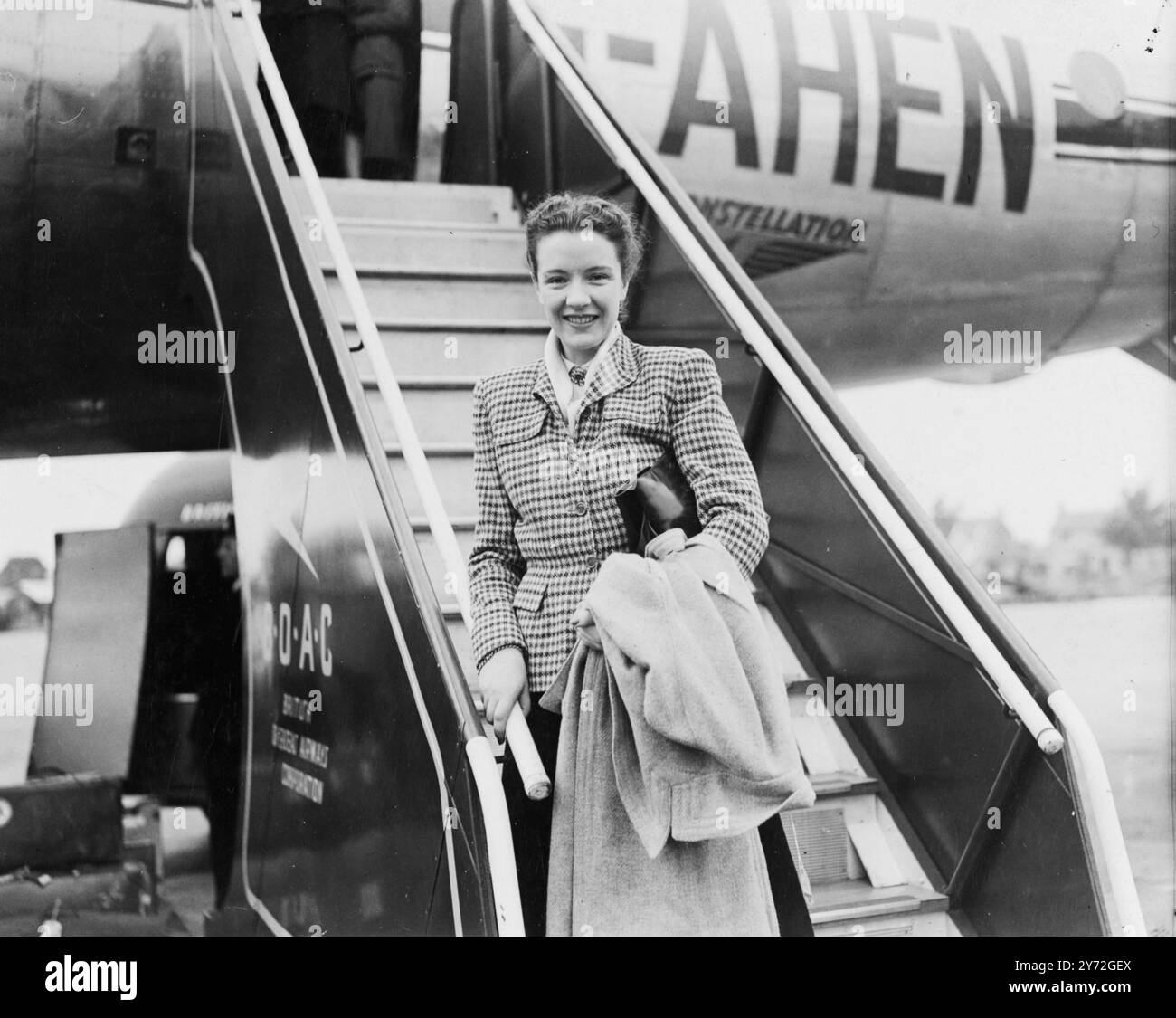 Après trois ans en Amérique, Miss Constance Babington-Smith, la première à découvrir le V.I., sur une photographie aérienne en 1943, est rentrée chez elle aujourd'hui. Pendant la guerre, elle est officier de bord dans la WAAF, engagée dans l'interprétation de photos et pour son travail a reçu le MBE et la Légion d'honneur américaine. Elle a travaillé pour le département américain ou pour l'interprétation photographique. 28 juin 1947 Banque D'Images