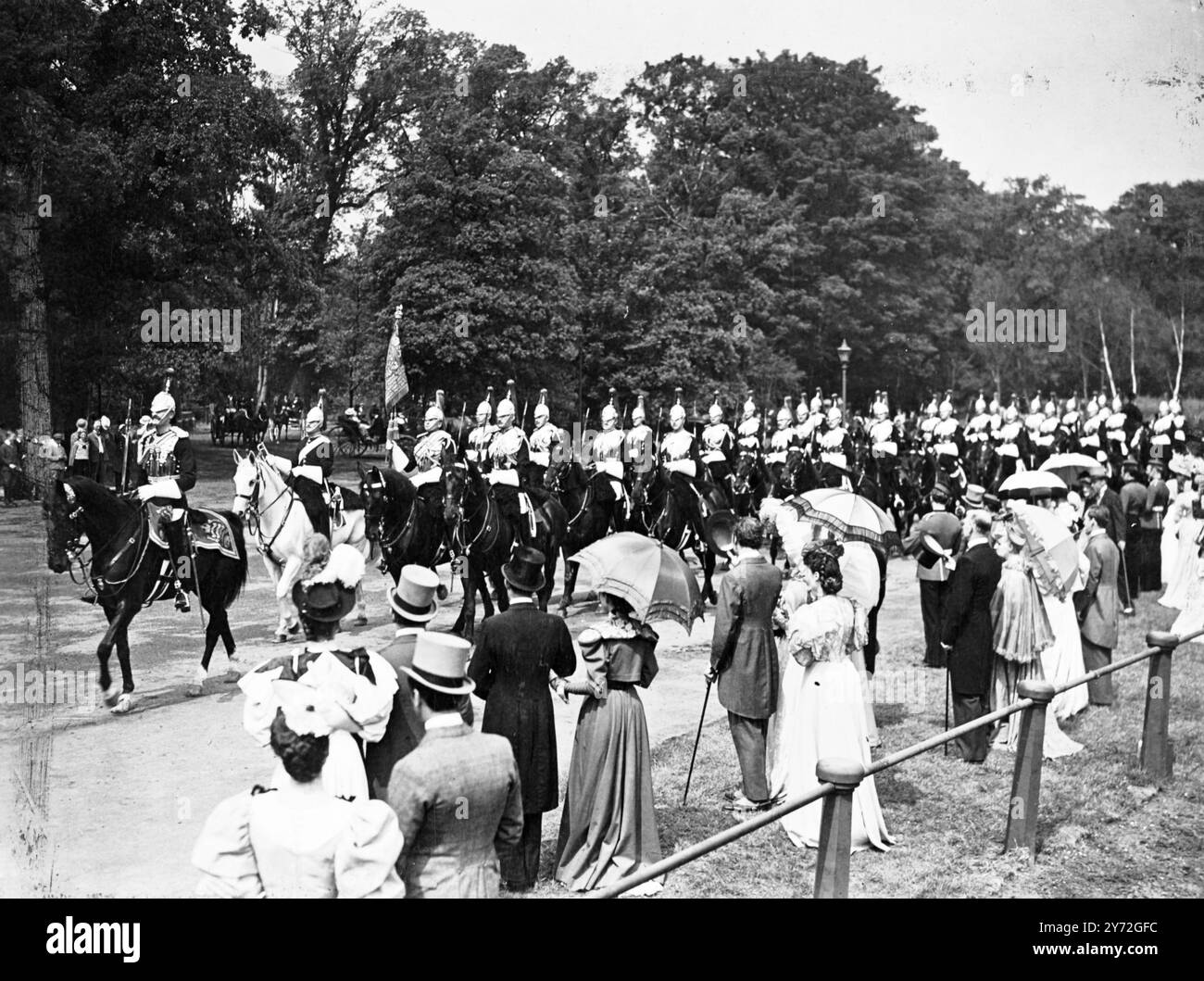 Un aperçu pittoresque de Londres au siècle dernier a été vu aux studios Shepperton aujourd'hui lorsqu'une troupe de Royal Horse Guards, en costume complet pour la première fois depuis la guerre, est apparue dans des scènes tournées pour les productions londoniennes de Sir Alexander Calder 'an Ideal Husband'. Sur une vaste scène construite pour ressembler au coin de Hyde Park de l'époque dans des détails authentiques, les gardes ont passé devant les acclamations des dames crinolinées marchant avec leurs escortes à chapeaux hauts et à blouis. Images : les gardes chevauchent par - une impression de Hyde Park dans les années quatre-vingt des studios Shepperton. 1er juillet 1947 Banque D'Images