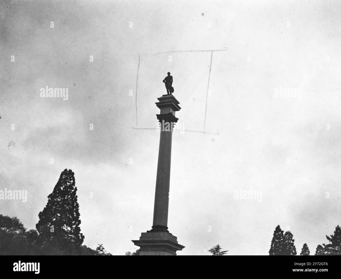 Apsley House, Hyde Park Corner, résidence londonienne des ducs de Wellington depuis 1820, a été présentée à la nation par l'actuel septième duc âgé de 62 ans. Il est connu universellement comme 'No.1.London'. Image montre : un gros plan de la statue de Wellington qui surmonte la colonne à sa mémoire à l'extérieur du siège de campagne des ducs de Wellington à Stratfield Saye, NR. Lecture, Berks. 21 juin 1947 Banque D'Images