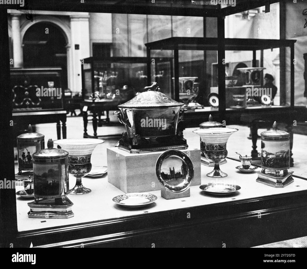 Apsley House, Hyde Park Corner, résidence londonienne des ducs de Wellington depuis 1820, a été présentée à la nation par l'actuel septième duc âgé de 62 ans. Il est connu universellement comme 'No.1.London'. Tableaux d'une série peints avec des vues de lieux associés à la carrière du duc de Wellington, à savoir Eton College Assaye, Hyrabad, Château de Hougoumont, la bataille de Mallavelly et la bataille de Salamanque. 21 juin 1947 Banque D'Images