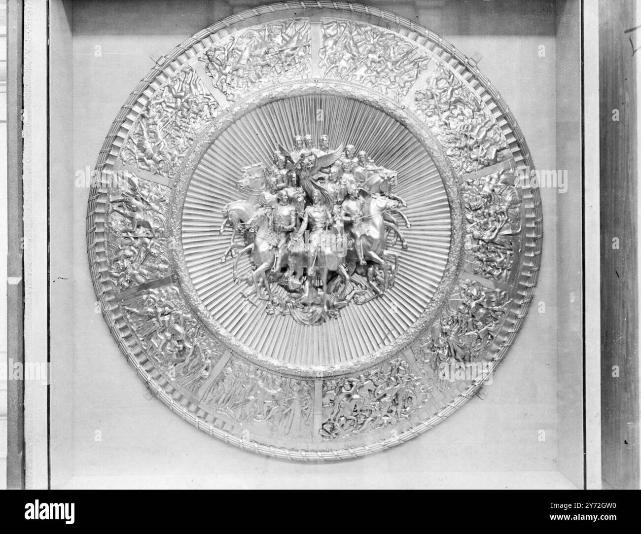 Apsley House, Hyde Park Corner, résidence londonienne des ducs de Wellington depuis 1820, a été présentée à la nation par l'actuel septième duc âgé de 62 ans. Il est connu universellement comme 'No.1.London'. L'image montre : le bouclier Wellington en argent - doré. Avec des scènes représentant les victoires des Ducs, tirées d'un dessin de Thomas Storthard, R.A. (1755-1834). Présenté par les marchands et les banquiers de la City de Londres. Fabriqué par Benjamin Smith pour Green, Ward et Green. London Hallmark, vers 1822. Le dessin est dans les collections du Département de gravure, illust Banque D'Images