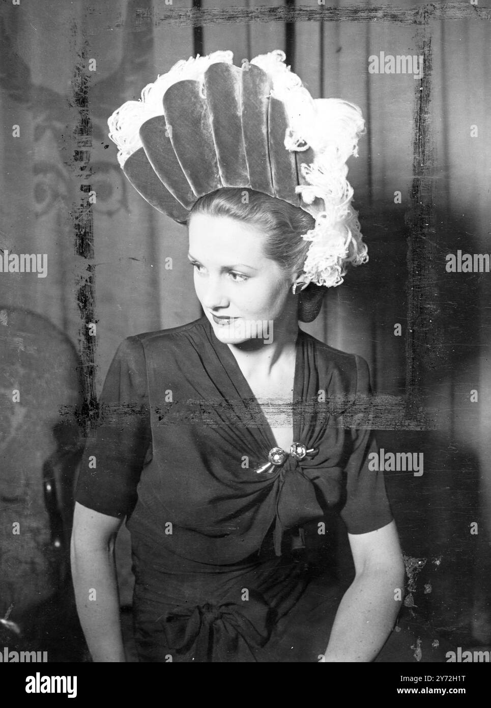 Une touche courtoise de l'exposition actuelle par les concepteurs de millinerie associés de Londres est cette coquille cannelée Halo en velours brun prisé arrêtera les plumes d'autruche massées à la cascade supérieure sur un côté pour donner un ultra-intelligent affecté ce chapeau qui est si bien adapté à l'occasion «habillé». 18 juin 1947 Banque D'Images