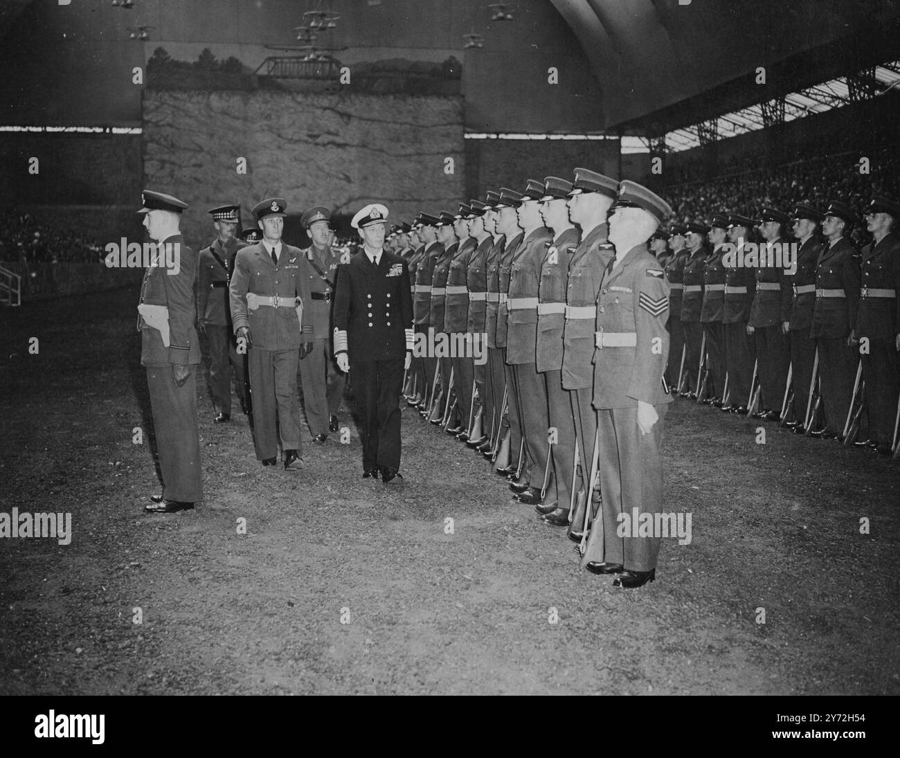 Le Roi a ouvert le tournoi royal à Olympia aujourd’hui. C’était le 57e tournoi et la première fois que cette exposition inter-services avait lieu depuis avant la guerre. Le roi, qui célébrait son anniversaire officiel, est arrivé avec la reine, la princesse Margaret, la princesse Alexandrie et le prince Michel de Kent. 12 juin 1947 Banque D'Images