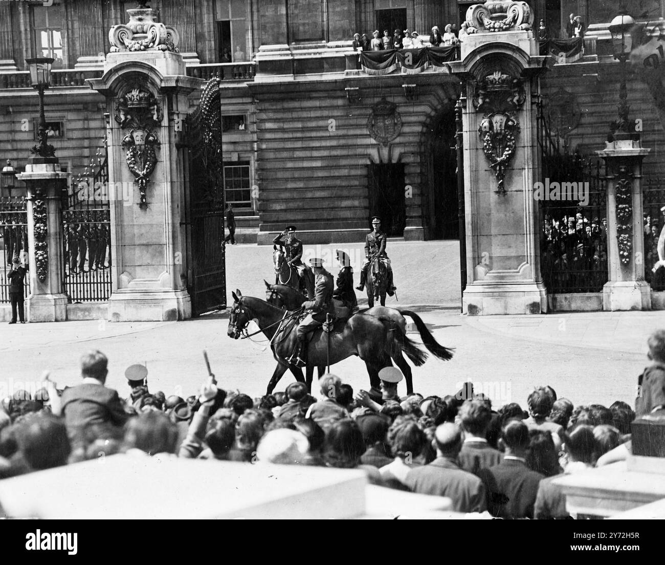 Aujourd'hui, pour célébrer l'anniversaire du roi, la cérémonie de Trooping the Colour a eu lieu sous le nom de Horse Guards Parade. Le défilé, qui date du XVIIIe siècle, n'a pas eu lieu depuis avant la guerre, quand, avec les gardes resplendissants en uniforme complet, c'était l'une des cérémonies les plus colorées de Londres. Cette année, cependant, la tenue de combat et la robe de service ont été portées. SAR la Princesse Elizabeth pour qui c'est le premier Trooping of the Colour depuis qu'elle a été faite Colonel des Grenadier Guards, a monté à cheval avec le Roi. Images : Princesse Elizabeth chevauchant à cheval avec le Duc o Banque D'Images