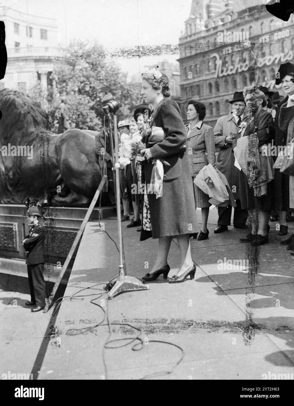 Les membres de la ligue britannique des femmes au foyer après leur affrontement avec le communiste au Royal Albert Hall hier soir, ont repris leur campagne cet après-midi quand environ 30 000 d'entre eux se sont rassemblés à Trafalgar Square pour former une marche de protestation vers Hyde Park Corner, où ils ont tenu une réunion de manifestation. Les marcheurs ont été rejoints par une « colonne mécanisée » de 150 véhicules partant de Regents Park, dont beaucoup étaient décorés de slogans antigouvernementaux. 7 juin 1947 Banque D'Images