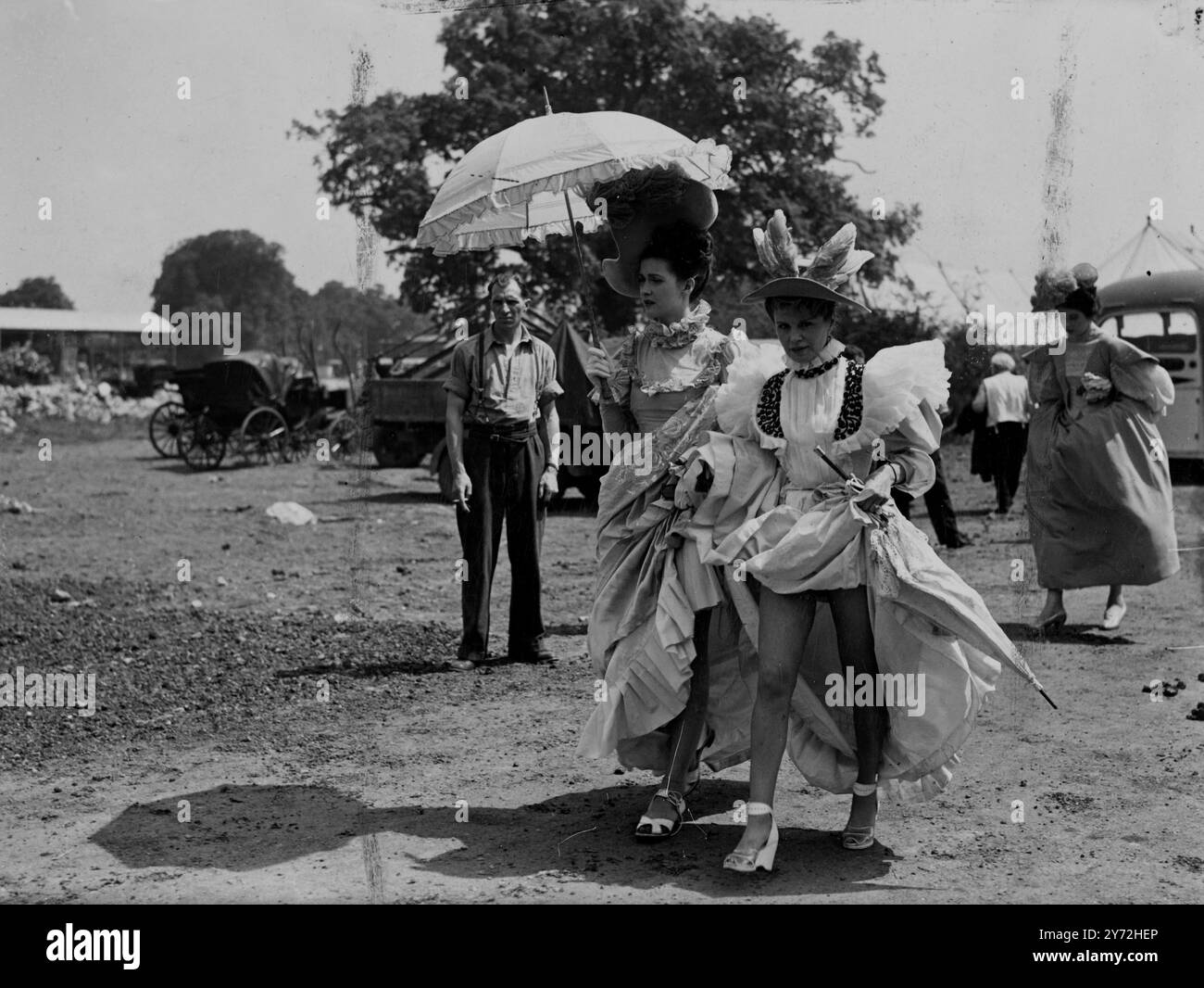 Tournage aux studios Shepperton. Une superficie de 29 000 yards carrés vient d'être convertie en réplique de Hyde Park Corner comme elle l'était en l'an 1895, avec de vastes promenades en calèche, des entrées de pillard à Hyde Park, et Rotten Row, à Shepperton pour la production actuelle de London films de 'an Ideal Husband' d'Oscar Wilde. Dans ce cadre Sir Alexander Korda réalise des scènes entre Michael Wilding, Glynis Johns, Sir Aubrey Smith et Paulette Goddard. Quatre-vingt-dix chevaux, calèches d'époque et des centaines d'artistes de foule gaiement vêtus défilent le long des routes tandis que les caméras Technicolor s'allument Banque D'Images