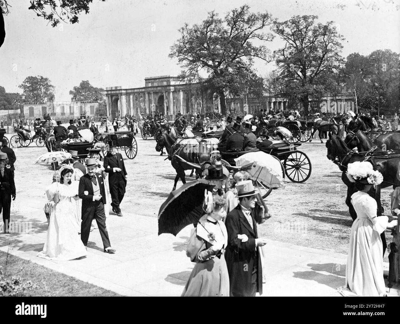 Une superficie de 29 000 yards carrés vient d'être convertie en réplique de Hyde Park Corner comme elle l'était en l'an 1895, avec de vastes promenades en calèche, des entrées de pillard à Hyde Park, et Rotten Row, à Shepperton pour la production actuelle de London films de 'an Ideal Husband' d'Oscar Wilde. Dans ce cadre Sir Alexander Korda réalise des scènes entre Micheal Wilding, Glynis Jogns, Sir Aubrey Smith et Paulette Goddard. Quatre-vingt-dix chevaux, des calèches d'époque et des centaines d'artistes vêtus de gaieté défilent le long des routes tandis que les caméras Technicolor tournent sur la scène haute en couleur. - - 3 juin Banque D'Images