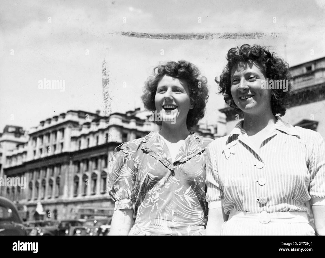De retour à Londres après une tournée de 28 jours en Europe, y compris la France, la Suisse, l'Italie du Nord et retour à travers la France, ajouter un coût de £12 chacune, est Mlle Rosemary Harvey (à gauche), 22 ans Newcastle, Co Down, fille, et Mlle Dorothy EM Lowry, 23 ans, de Belfast. Inclus dans le coût du voyage étaient les grands tarifs de l'Irlande à ce pays et d'ici à la France. 2 juin 1947 Banque D'Images