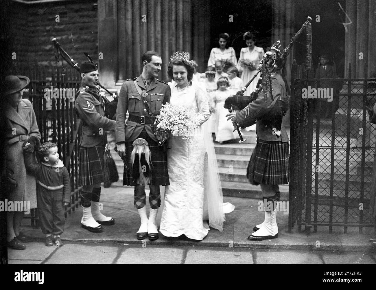 Pipers à Londres. Lady Gillian Drummond, la plus jeune fille du comte de perth, a été mariée au lieutenant J Murray Anderson, Seaforth Highlanders, à St Jame's Church, Spanish place, londres, aujourd'hui (lundi). seaforth Pipers jouait le couple marié de l'église. Des photos montrent, le couple marié souriant étant éloigné de l'église après la cérémonie. 28 janvier 1946 Banque D'Images