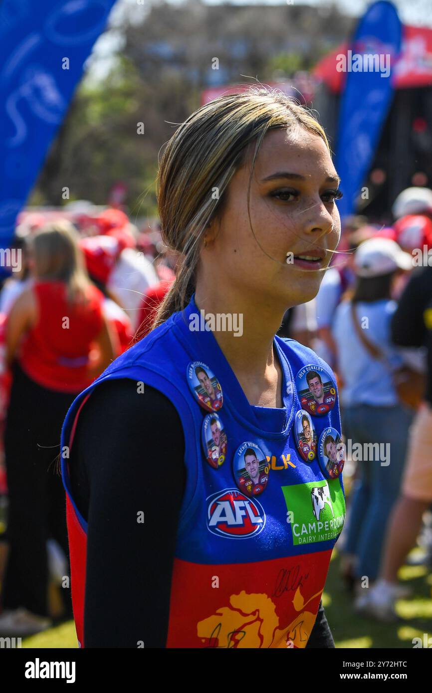 Melbourne, Australie. 27 septembre 2024. Le jeune supporter des Lions de Brisbane est vu au Footy Festival avant le match de la Grande finale de l'AFL. Le défilé de la Grande finale de l'Australian Football League et le Footy Festival prennent le relais à Yarra Park devant le Melbourne Cricket Ground Stadium avant l'AFL ? Grande finale. L'événement propose des divertissements pour tous les âges, notamment des apparitions de joueurs, des cadeaux, une zone de jeu AFL, de la musique et certains des meilleurs food trucks et bars de Melbourne. Crédit : SOPA images Limited/Alamy Live News Banque D'Images