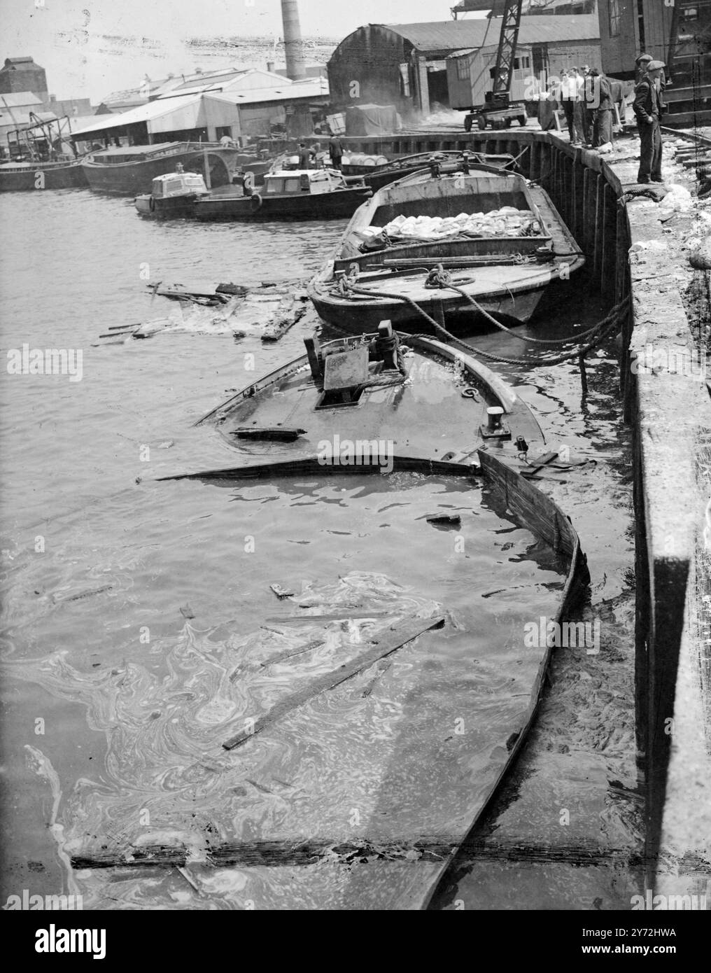 Une barge contenant des produits chimiques a explosé aujourd'hui à Leamouth Road Wharf, Orchard-place, Poplar, causant le feu à d'autres barges. Des voitures de police, des ambulances et des pompiers se sont précipitées sur les lieux, mais personne n'a été blessé. 30 mai 1947 Banque D'Images