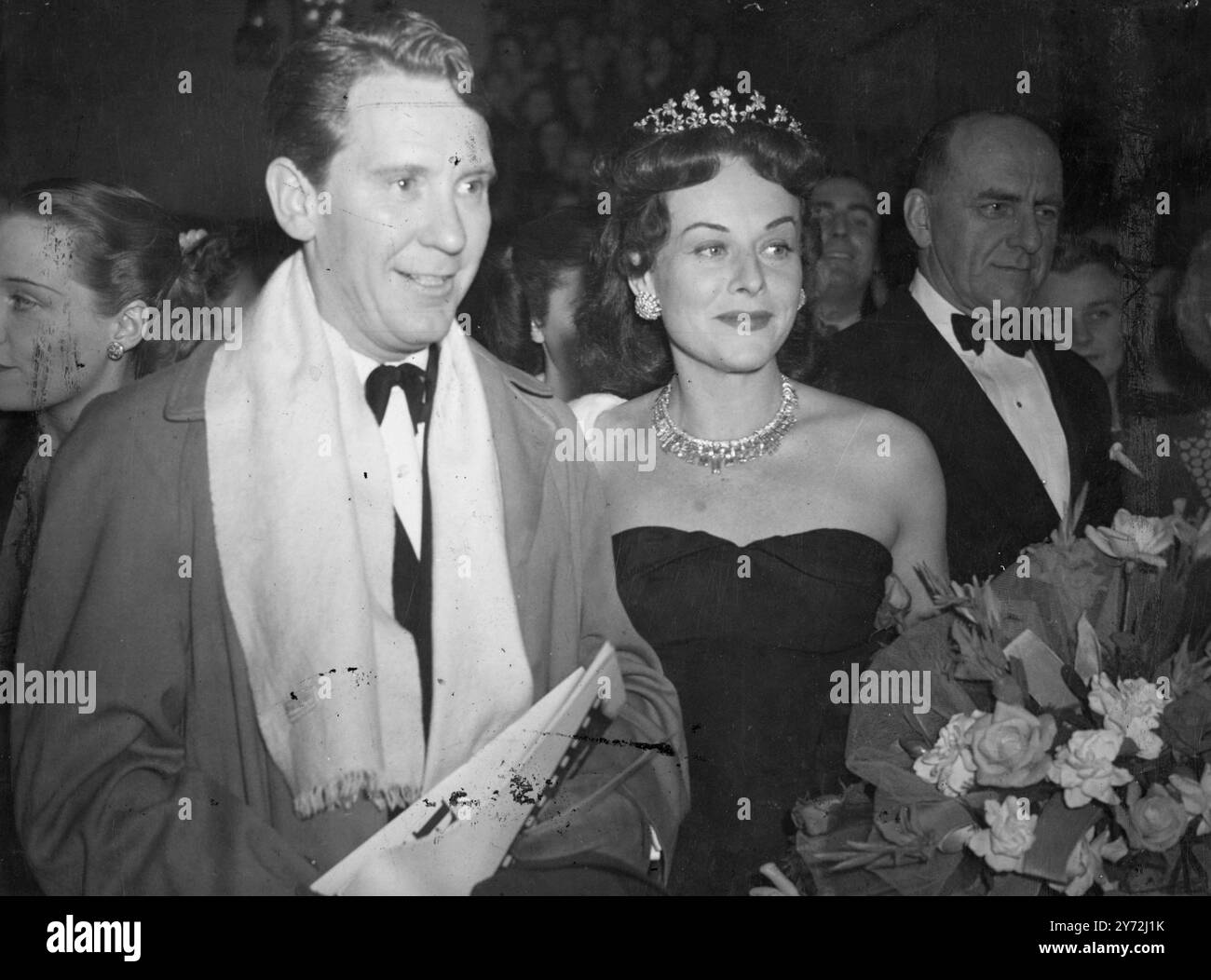 Paulette Goddard et Burgess Meredith célèbrent leur anniversaire de mariage en assistant à la première londonienne de « Duel in the Sun » au Carlton, Haymarket. 23 mai 1947 Banque D'Images
