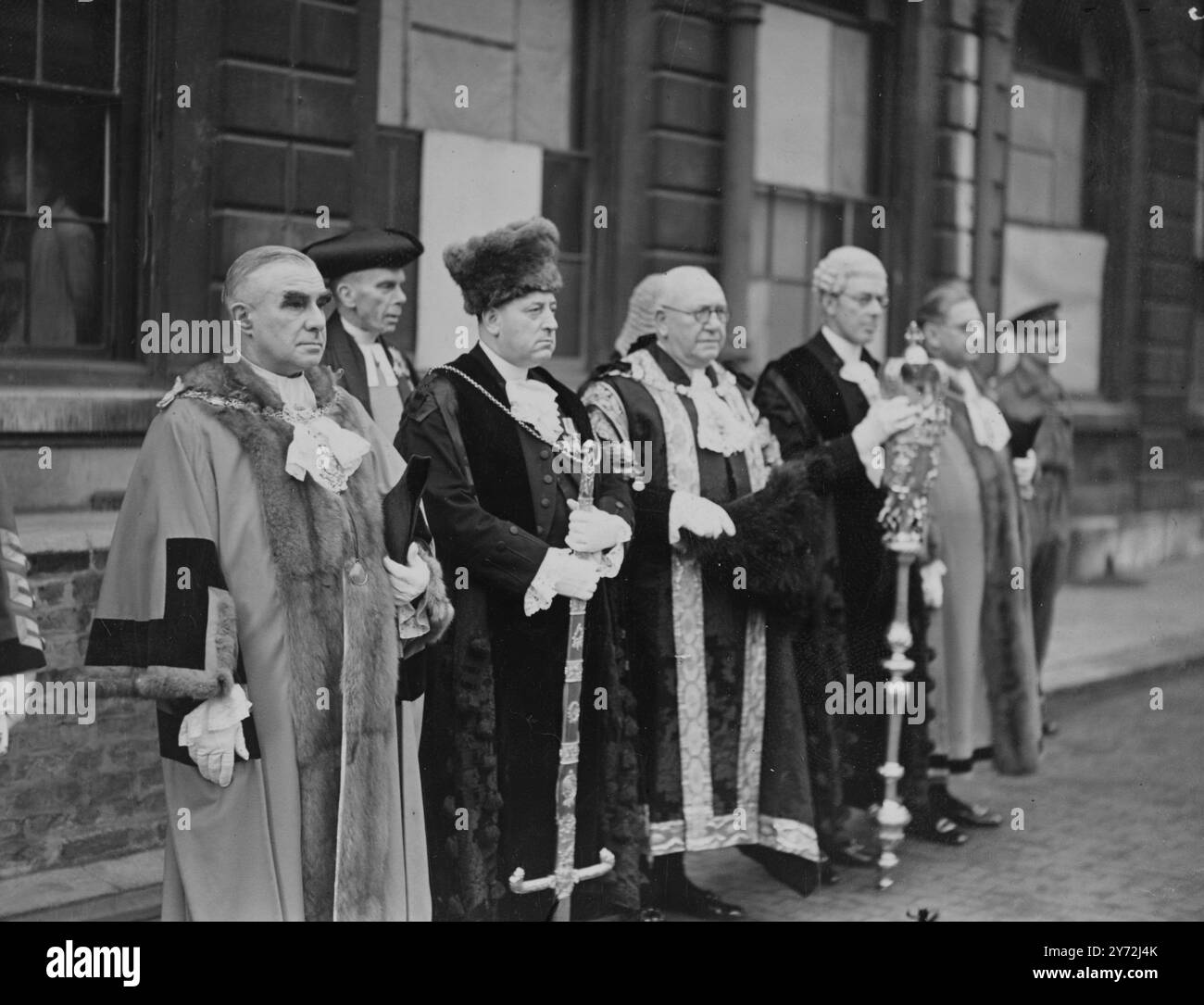 Le spectacle du Lord Mayor. De gauche à droite M. Alderman et le shérif F M Wells, le révérend Canon F H Gillingham, M. W T Boston (le porteur d'épée) le lord maire, Sir Charles Davis, le commandant J R Poland (le crier commun) et M. le shérif F Tidbury Beer. 9 novembre 1945 Banque D'Images
