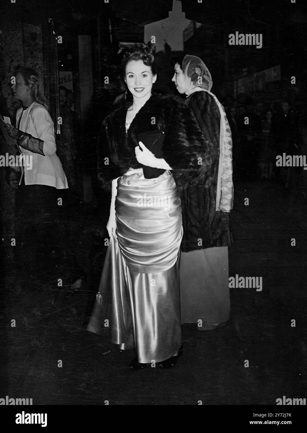 La starlette britannique Hazel court assiste à la première londonienne de « Duel in the Sun » au Carlton, Haymarket. Elle portait une robe de satin plutôt efficace et une cape de fourrure pour la première. 23 mai 1947 Banque D'Images