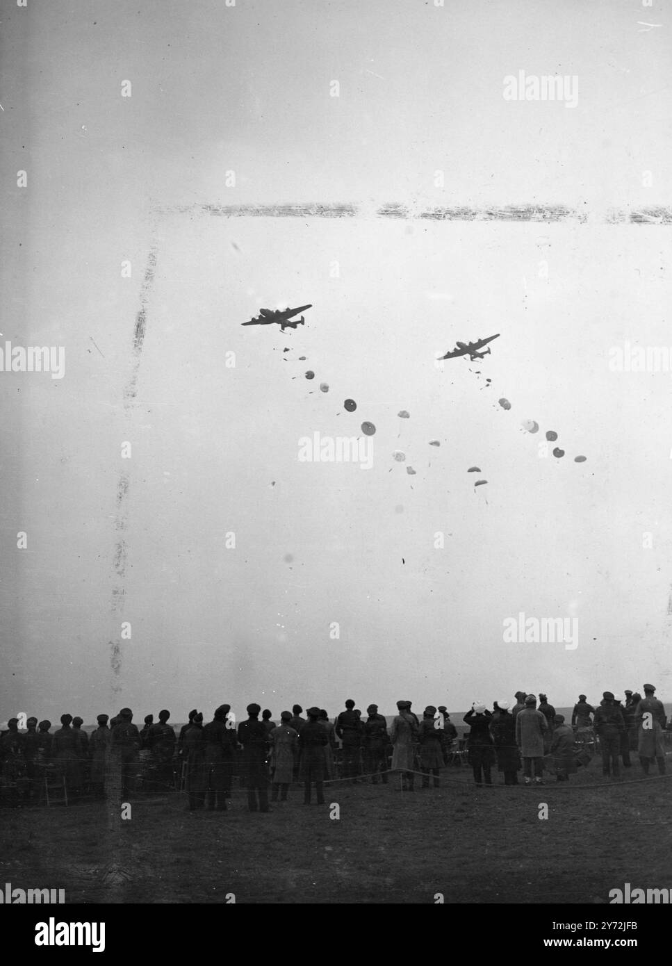 Le bureau principal des trois gardes de service de l'avion R.A.F Halifax a largué des fournitures en parachute lors d'un exercice sur les Wiltshire Downs, hier. Cela faisait partie d'une présentation instructive complète des développements dans l'organisation de l'approvisionnement de combat à la lumière de l'expérience acquise pendant la guerre. 14 mai 1947 Banque D'Images