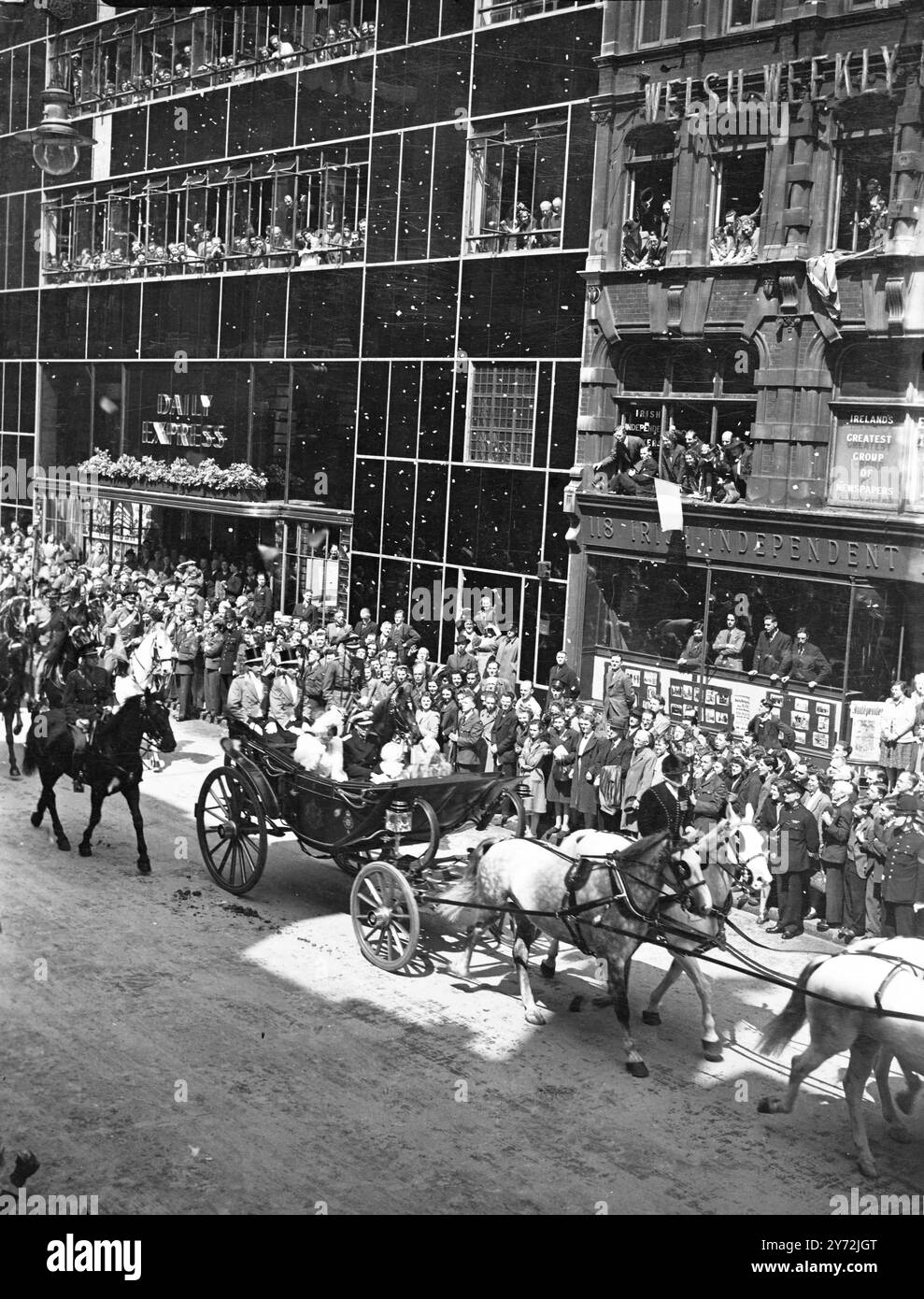 Les Londoniens ont eu une autre chance de hurler un accueil dans la famille royale alors que le roi et la reine, accompagnés par les princesses, ont conduit du palais de Buckingham à Guildhall pour le déjeuner officiel «Welcome Home» de la ville de Londres. Les foules envahissaient les rues tout au long de la route, acclamant l'écho de la première famille du pays, récemment revenue d'une tournée en Afrique du Sud. 15 mai 1947 Banque D'Images