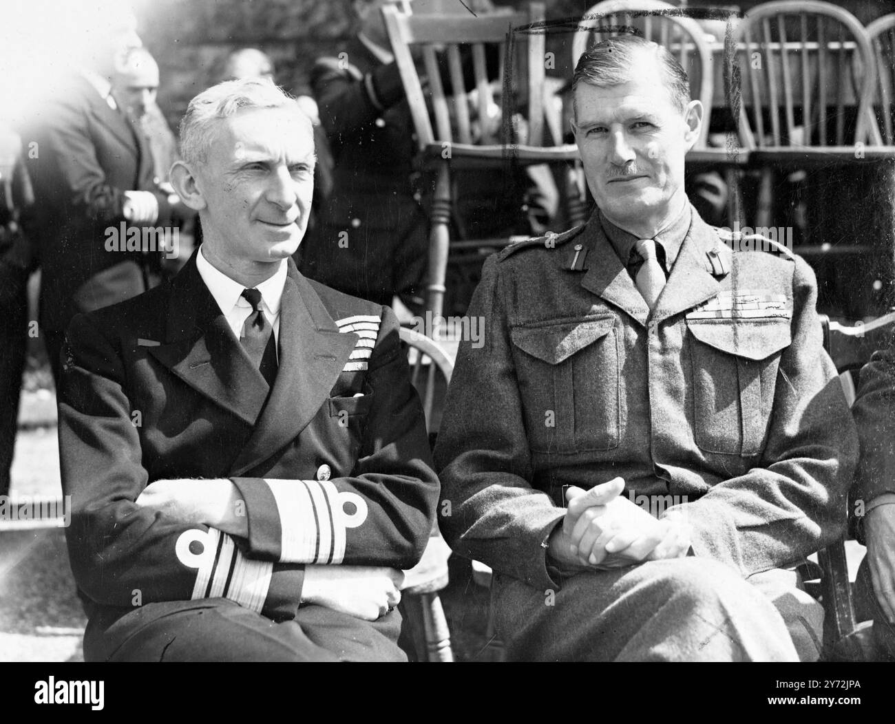 Exercice 'Spearhead' une étude des opérations combinées à la lumière de l'expérience de la guerre, avec un accent particulier sur les effets des progrès de la science sur la guerre future, est maintenant en cours au Camberley Staff College, où le maréchal vicomte Montgomery d'Alamein, chef de l'état-major général impérial, dirige la deuxième de sa série de conférences. La photo montre : Vice ADML Patterson et courtier général. 7 mai 1947 Banque D'Images