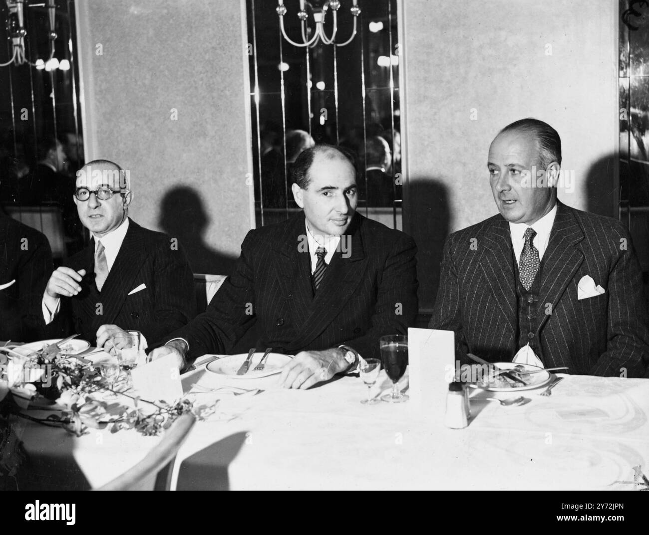 Le nouvel ambassadeur d'Argentine à Londres, le Dr Ricardo de Labougie, était l'invité d'honneur lors d'un déjeuner organisé à l'hôtel Dorchester par leur Chambre de commerce Argentine en Grande-Bretagne. La photo montre de gauche à droite : Dr D. A. DeRisi, le RT Hon. John Strachey - député, Monister of Food et le général Carlos Kelso. 7 mai 1947 Banque D'Images