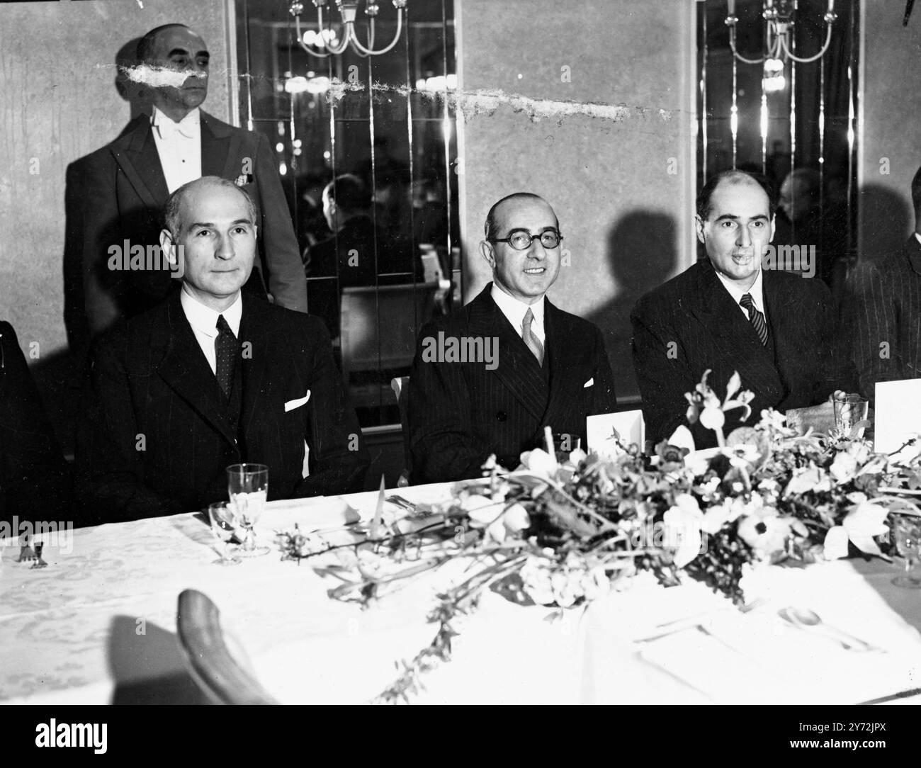 Le nouvel ambassadeur d'Argentine à Londres, le Dr Ricardo de Labougie, était l'invité d'honneur lors d'un déjeuner organisé à l'hôtel Dorchester par leur Chambre de commerce Argentine en Grande-Bretagne. La photo montre de gauche à droite : Dr Ricardo de Labougie, Dr D.A. DeRisi et RT. Hon. John Strachey député, ministre de l'alimentation. 7 mai 1947 Banque D'Images