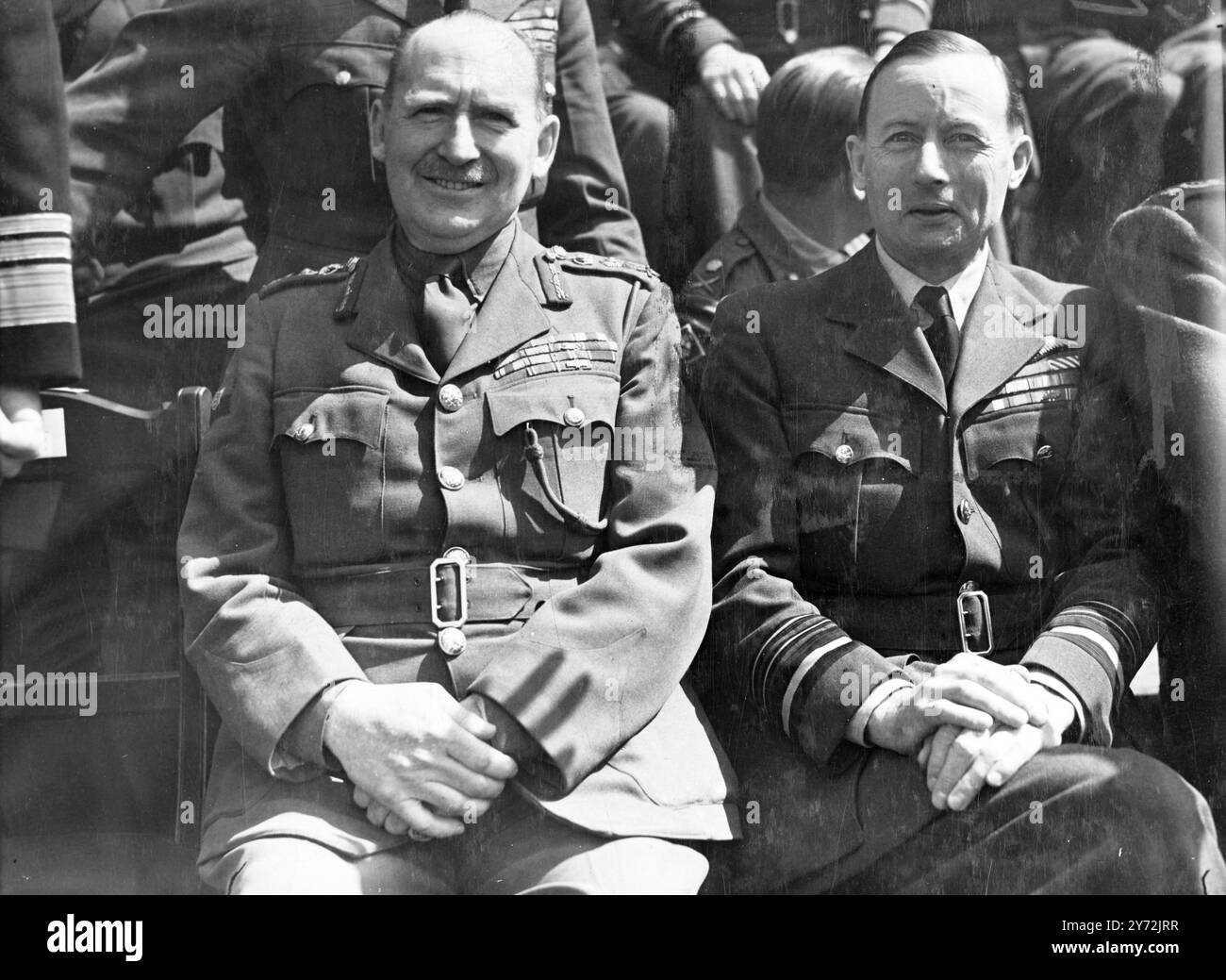 Exercice 'Spearhead' une étude des opérations combinées à la lumière de l'expérience de la guerre, avec un accent particulier sur les effets des progrès de la science sur la guerre future, est maintenant en cours au Camberley Staff College, où le maréchal vicomte Montgomery d'Alamein, chef de l'état-major général impérial, dirige la deuxième de sa série de conférences. Les photos montrent : le général Watson, Air Marshall Cochrane (à droite). 7 mai 1947 Banque D'Images