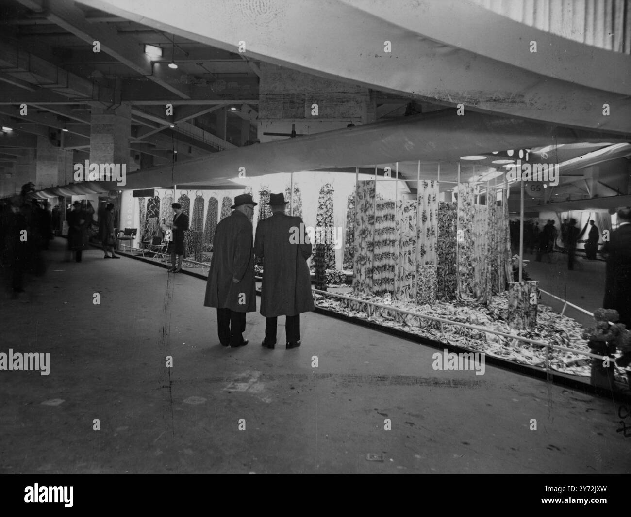 La British Industries Fair ouvre ses portes à Londres et Birmingham. À Londres, la foire a ouvert ses portes à Olympia et Earls court avec plus de 3000 expositions représentant environ 80 industries britanniques. Le grand public est admis dans l'après-midi de chaque jour, la préférence étant donnée aux acheteurs de maison et d'outre-mer car la foire est essentiellement un salon professionnel. Images montrent : le stand de Messrs Barracks Fabrics Prinitin g Company stand à la foire à Earls court. 5 mai 1947 Banque D'Images