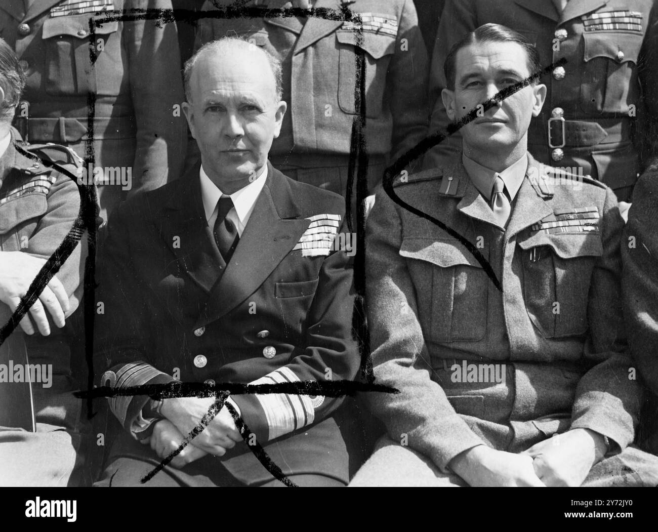 Exercice 'Spearhead' une étude des opérations combinées à la lumière de l'expérience de la guerre, avec un accent particulier sur les effets des progrès de la science sur la guerre future, est maintenant en cours au Camberley Staff College, où le maréchal vicomte Montgomery d'Alamein, chef de l'état-major général impérial, dirige la deuxième de sa série de conférences. Photo montre : le vice-ADML Harcourt (à gauche) et le major-général Poole (Afrique du Sud). Banque D'Images