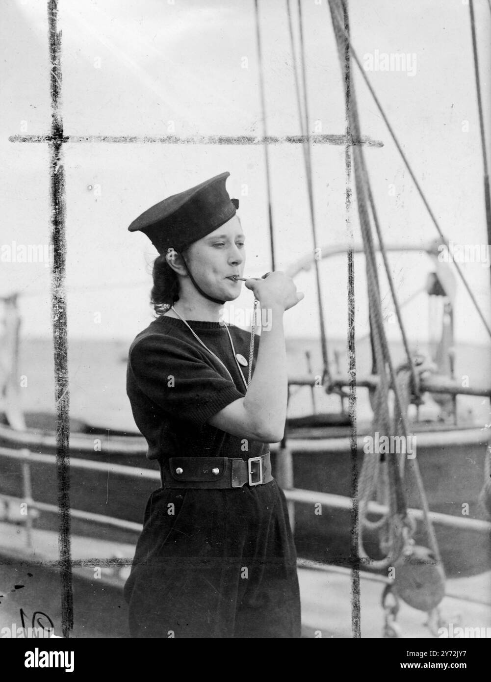 Les membres du Girls 'Nautical Training corps' acquièrent une expérience de première main de la mer en passant un cours de deux semaines sur le ketch entièrement gréfié 'English Rose', situé à Poole Harbour, Dorset. Le navire de 121 tonnes de déplacement, accueille 19 jeunes filles cadettes et les quatre officiers permanents qui les instruiront. Le navire dispose d'un radiophone, d'un radiomètre W/T et d'un équipement pédagogique complètement à jour. Les membres du corps après quatre ans de service et deux semaines de cours à flot peuvent être nommés instructeurs officiers. La photo montre : tuyauterie du capitaine du navire à bord Banque D'Images