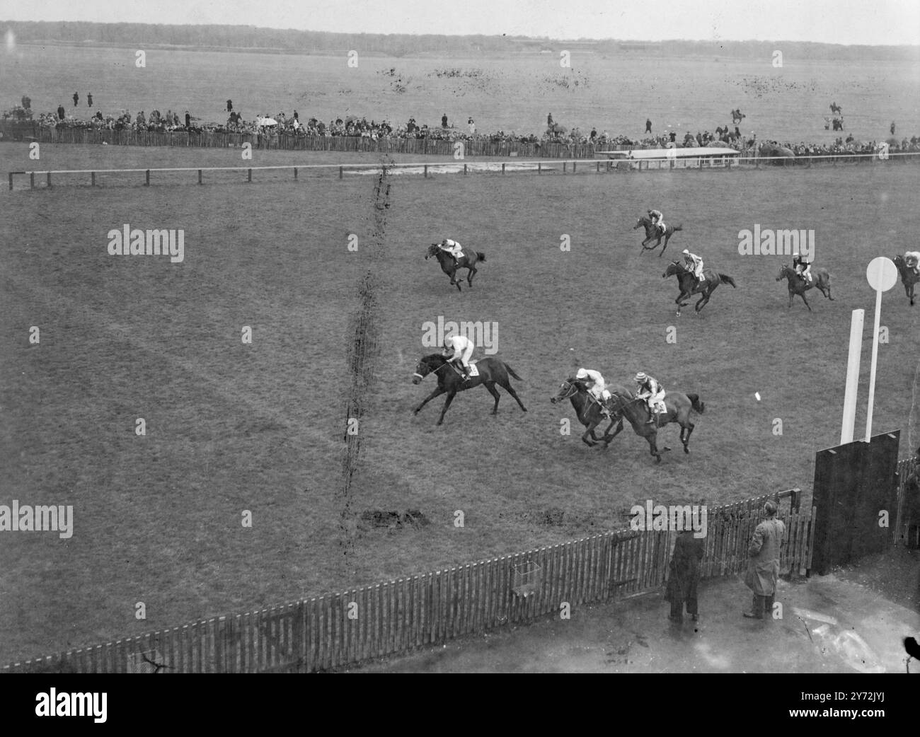 La Guinness 1000, courue à Newmarket cet après-midi, s'est transformée en un triomphe pour les deux seules pouliches d'élevage français dans le domaine de 20 coureurs imprudence, montés par W. Johnston, propriété de Madame P. Corbiere et entraînés en France, l'un par un cou de Rose O'Lynn (S.. Smith), appartenant à M. L.L.Lawrence, et également entraîné de l'autre côté de la Manche. La troisième place, une tête derrière, est tombée à l'enfant sauvage de Mme Stanhope Joel. 2 mai 1947 Banque D'Images