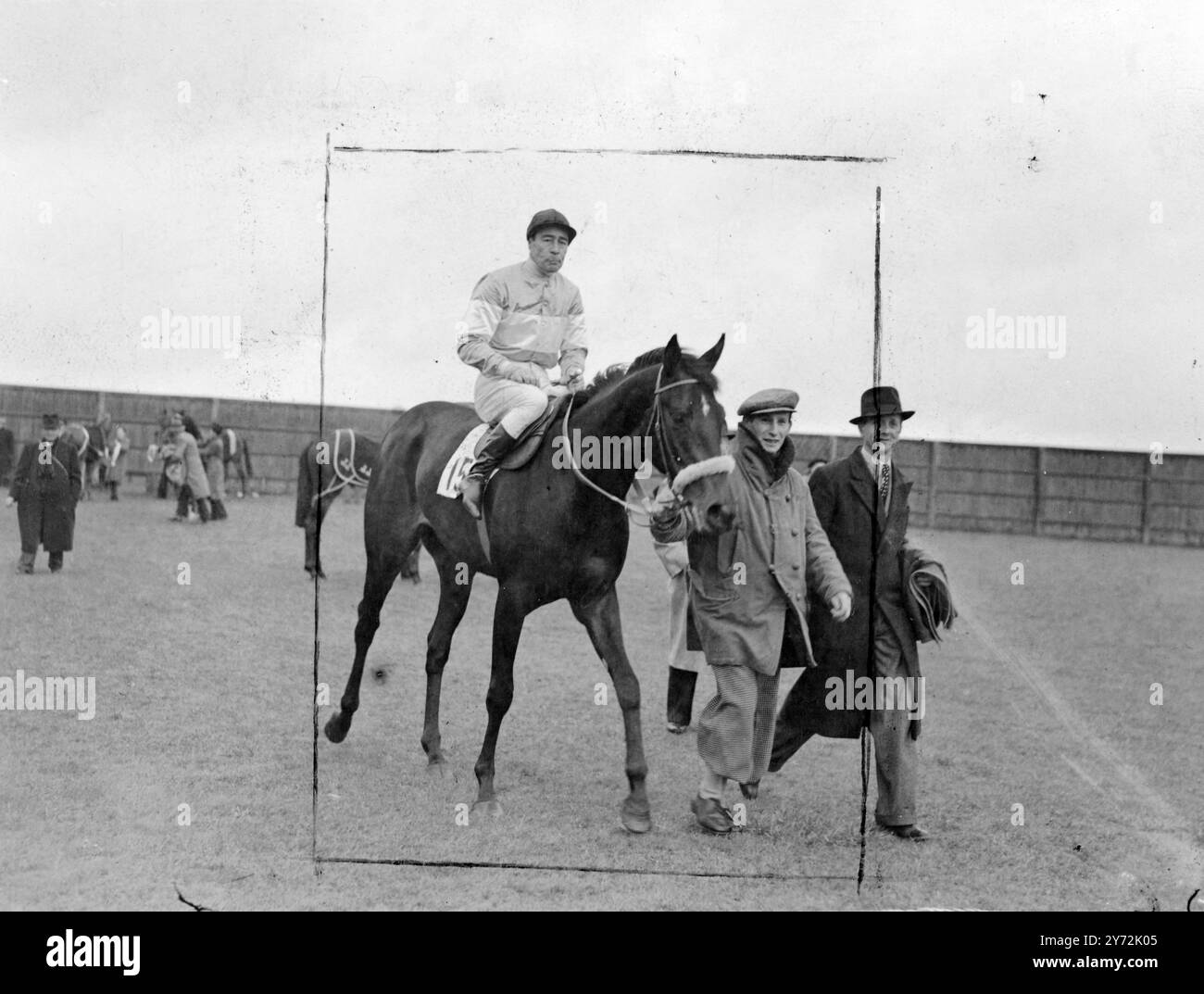La Guinness 1000, courue à Newmarket cet après-midi, s'est transformée en un triomphe pour les deux seules pouliches d'élevage français dans le domaine de 20 coureurs imprudence, montés par W. Johnston, propriété de Madame P. Corbiere et entraînés en France, l'un par un cou de Rose O'Lynn (S.. Smith), appartenant à M. L.L.Lawrence, et également entraîné de l'autre côté de la Manche. La troisième place, une tête derrière, est tombée à l'enfant sauvage de Mme Stanhope Joel. 2 mai 1947 Banque D'Images