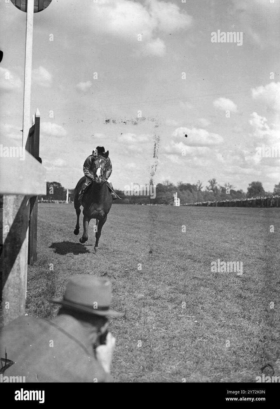 Présentation de sa Majesté le train bleu du Roi, faisant sa première apparition de la saison à Sandown Park. Monté par Gordon Richards, le poulain du roi, par Blue Peter de Sun chariot, a remporté les Sandown Park Trial Stakes d'un mile et quart dans un excellent style. Les chances pour le derby contre Blue train ont été réduites à 8 contre 1, et le cheval devrait fournir une opposition ferme au chaud favori Tudor Minstrel. 4 mai 1947 Banque D'Images